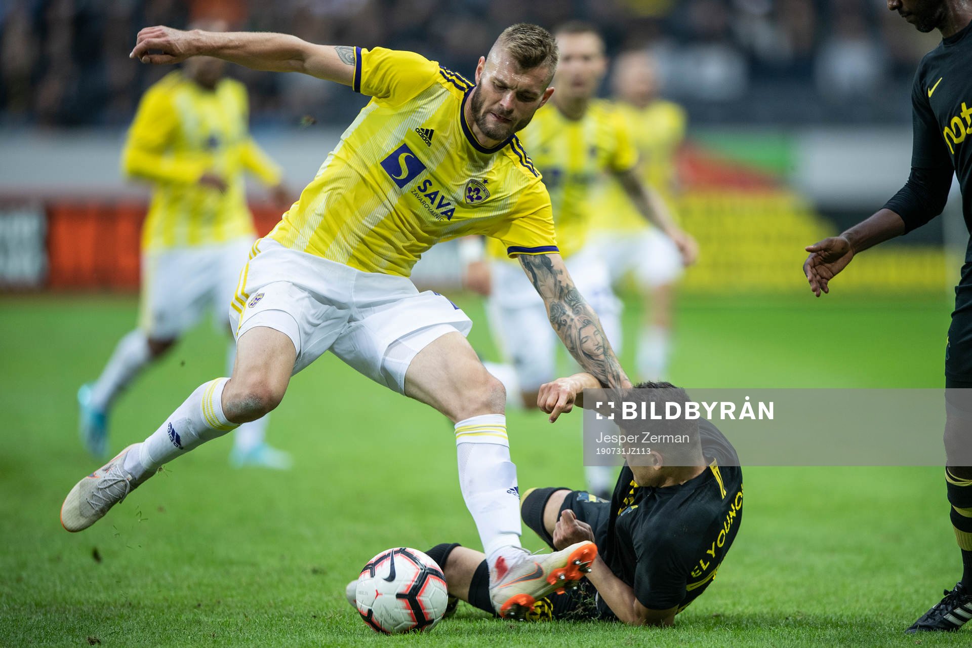 Alexandru Cretu of Maribor and Tarik Elyounoussi of AIK