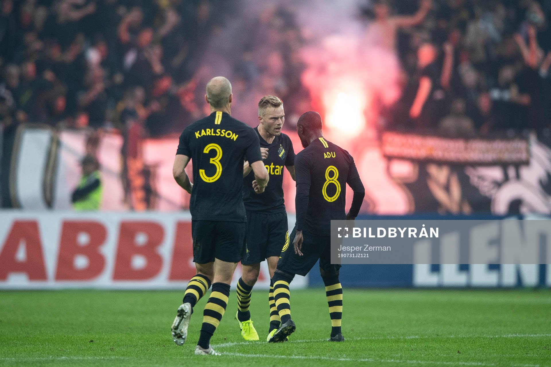 Sebastian Larsson of AIK (m) celebrates his 2-1 goal