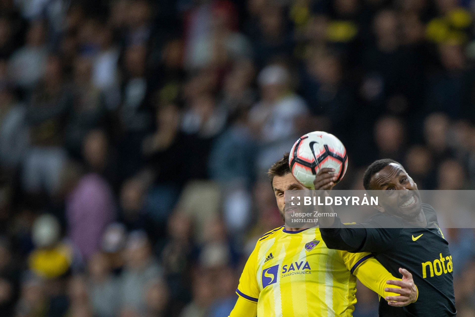 Sasa Ivkovic of Maribor and Henok Goitom of AIK