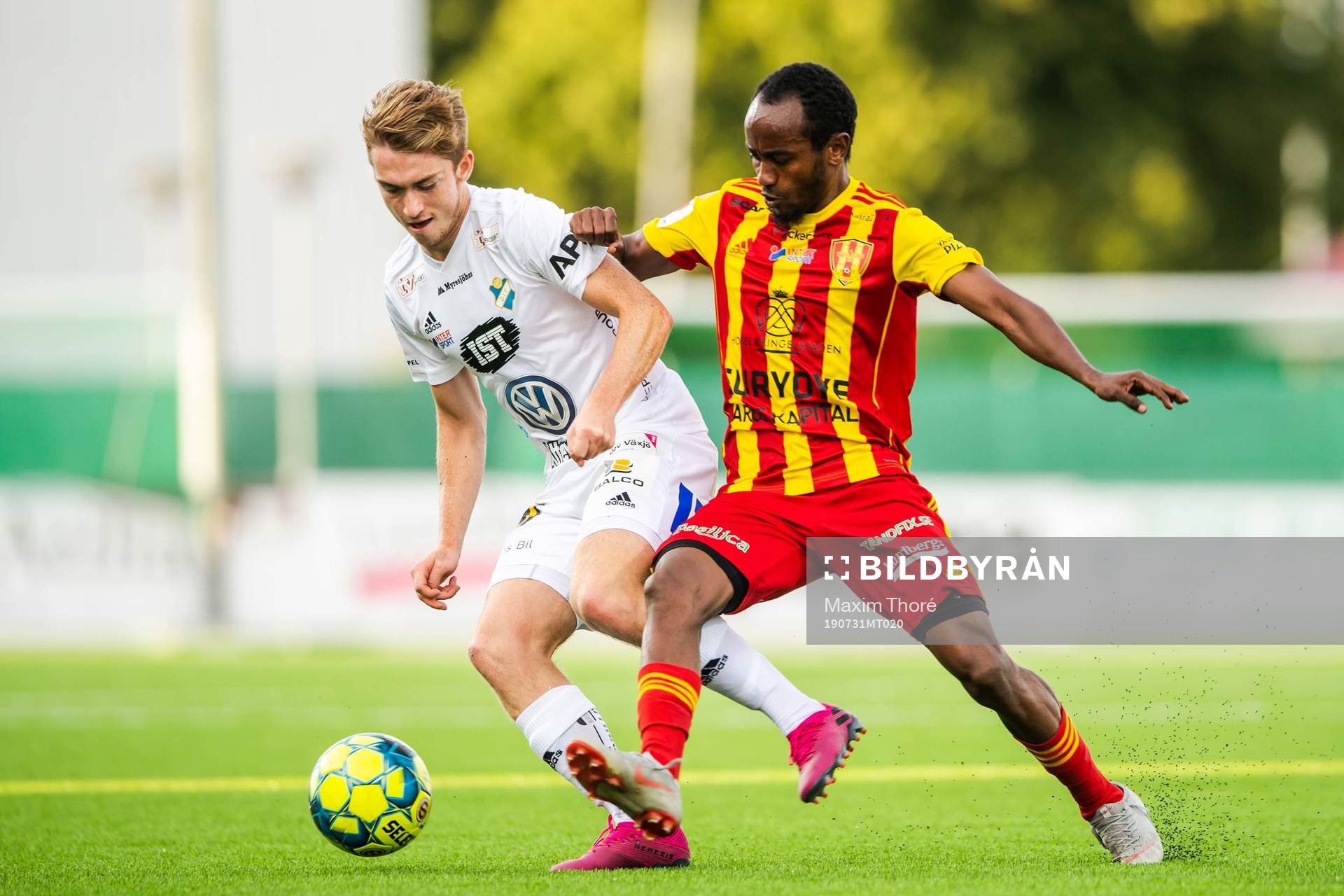 Östers Carl Johansson och Syrianskas Beneyam Belye Demte