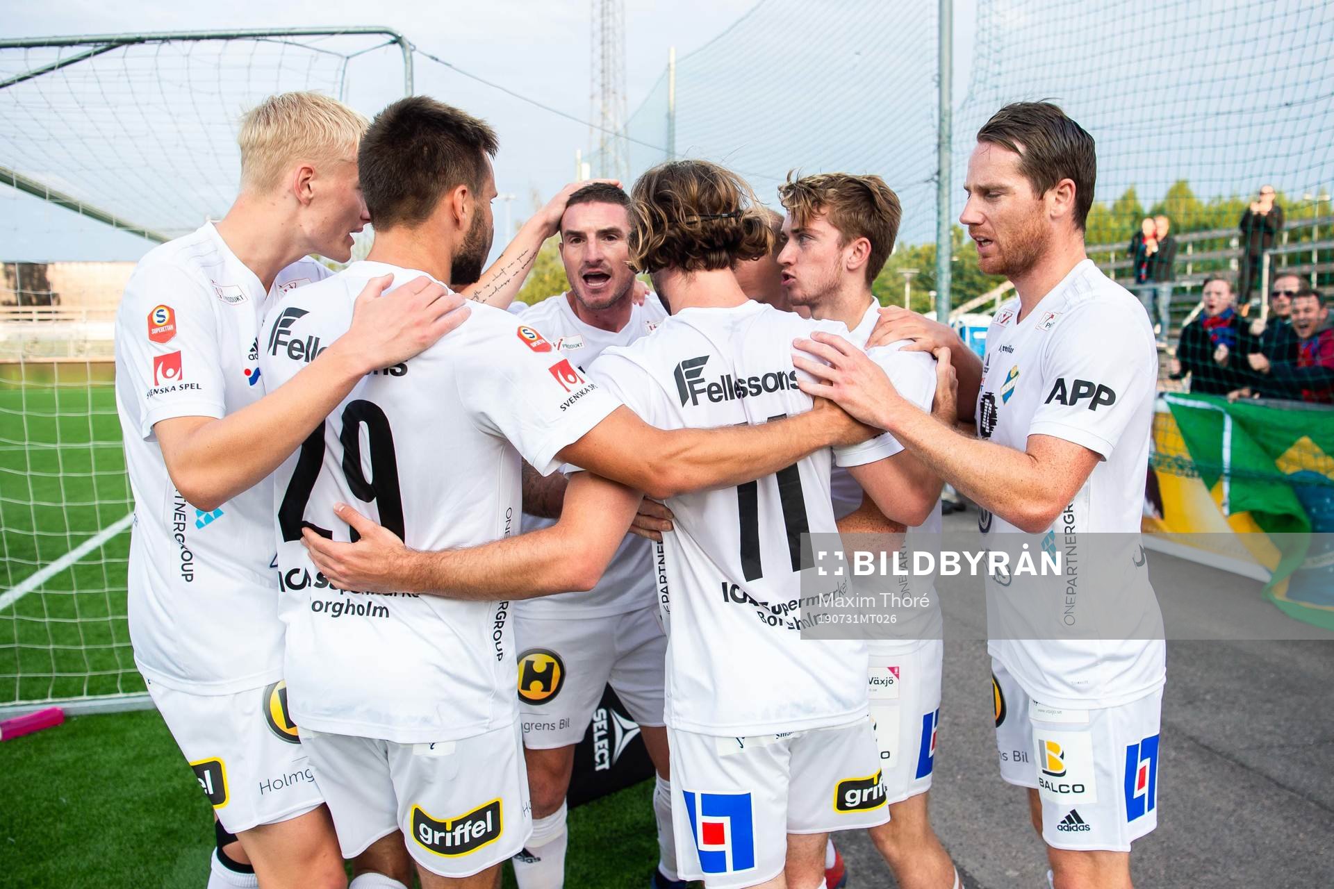 Östers James Keene jublar med lagkamrater