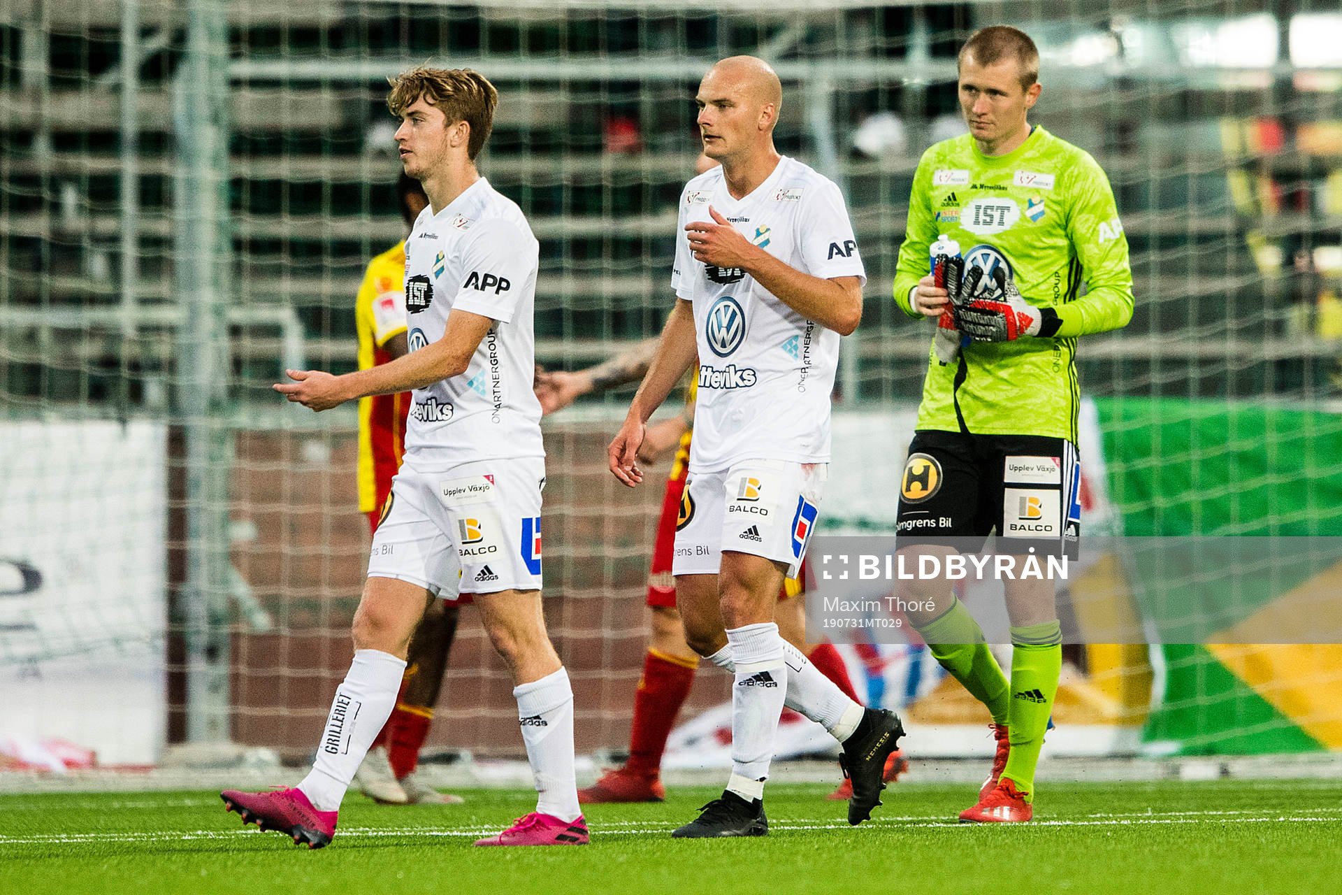 Östers målvakt Robin Malmkvist deppar med lagkamrater