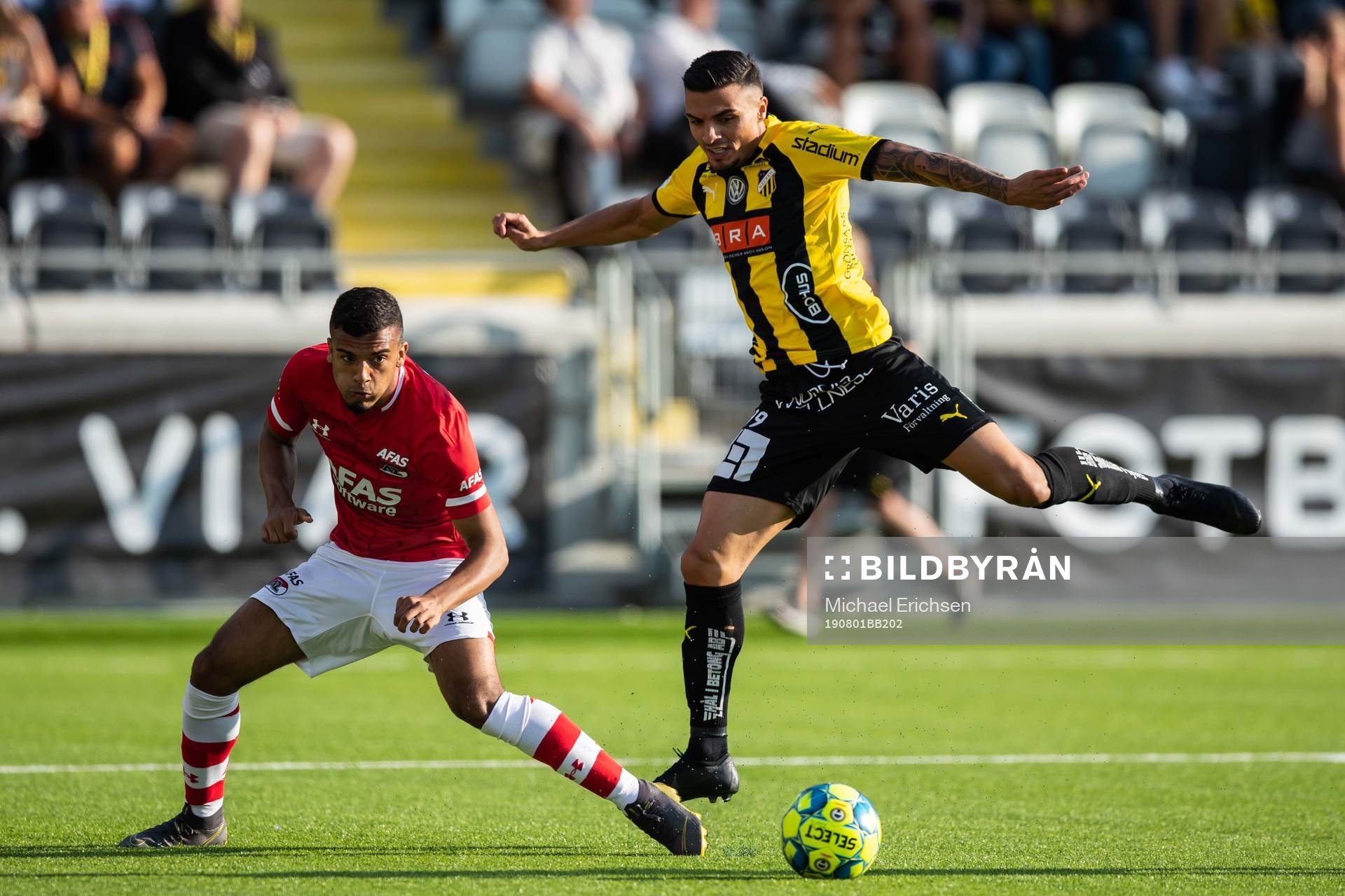 Owen Wijndal of AZ Alkmaar and Ahmed Yasin of Häcken