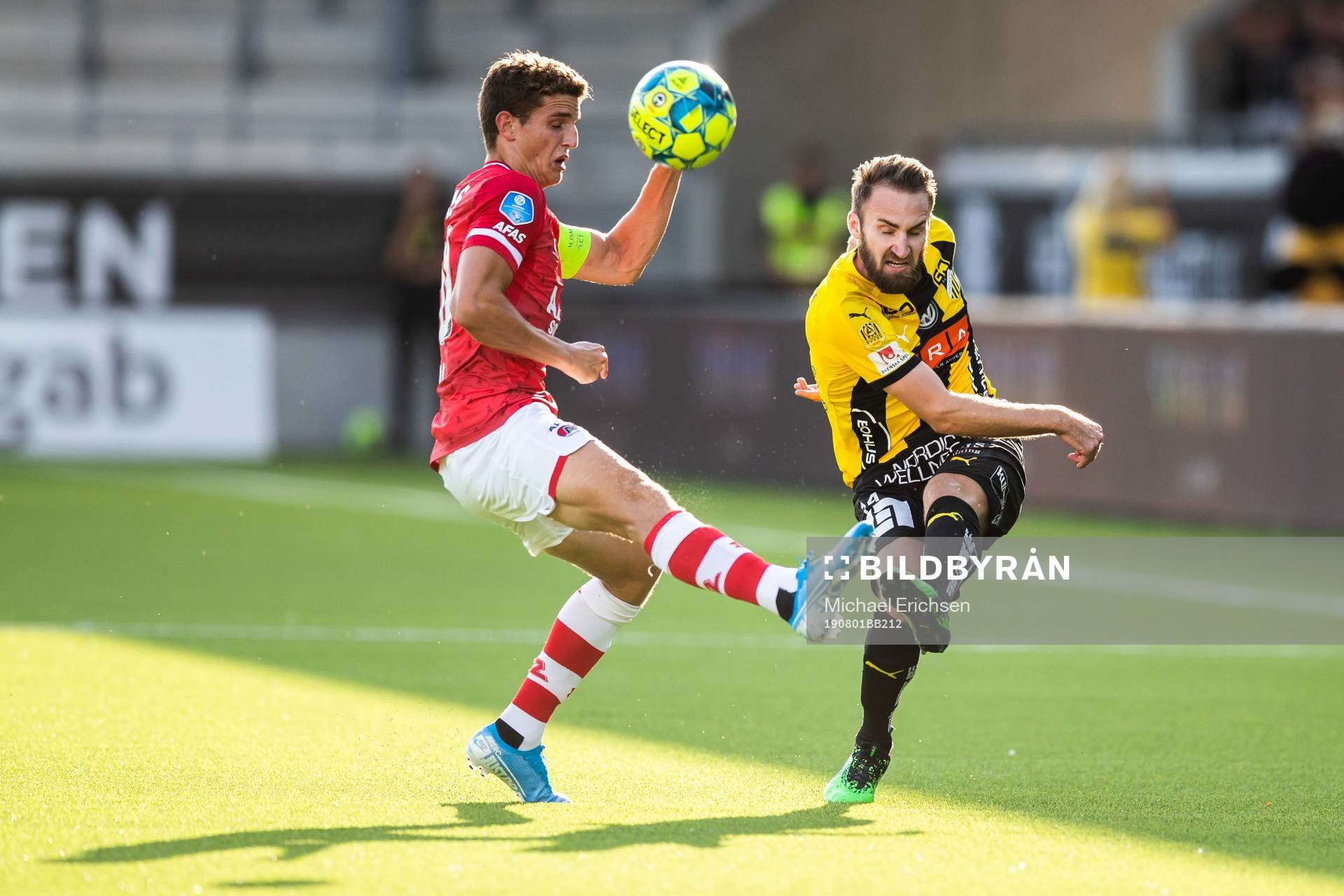 Guus Til of AZ Alkmaar and Oskar Sverrisson of Häcken