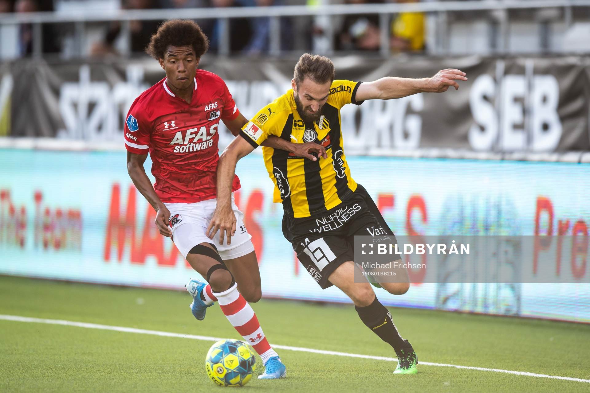 Calvin Stengs of AZ Alkmaar and Oskar Sverrisson of Häcken