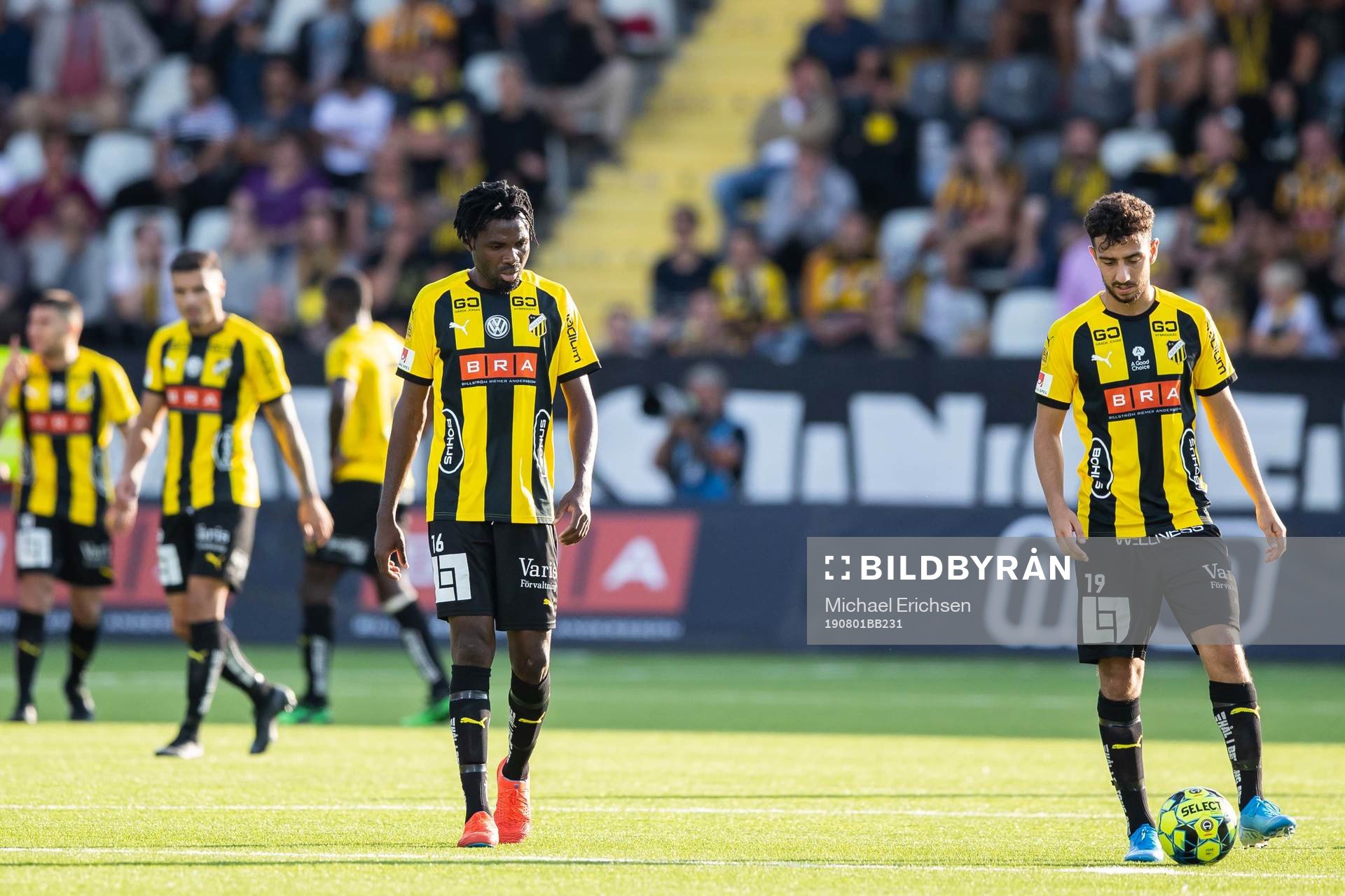 Kizito Kwame and Daleho Irandust of Häcken look dejected