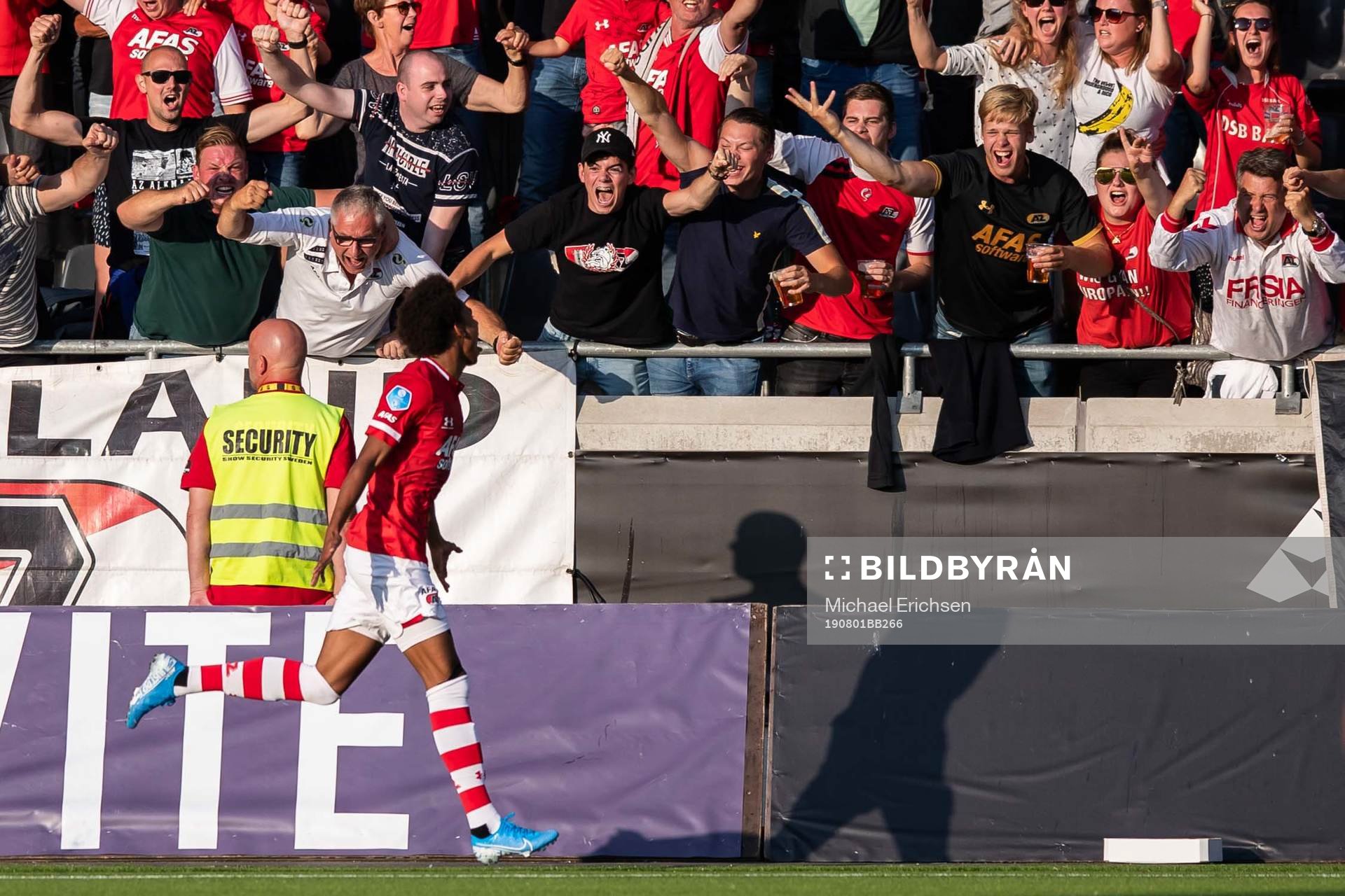 Calvin Stengs of AZ Alkmaar celebrates