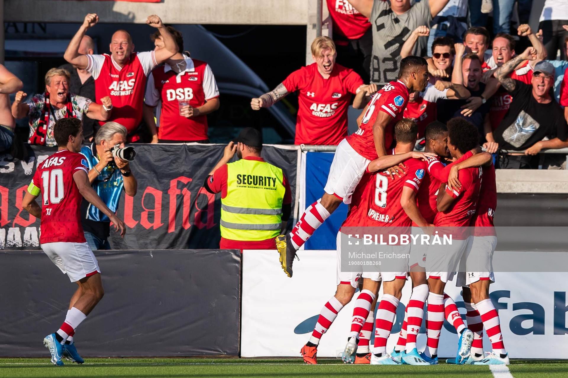 Calvin Stengs of AZ Alkmaar celebrate with teammates
