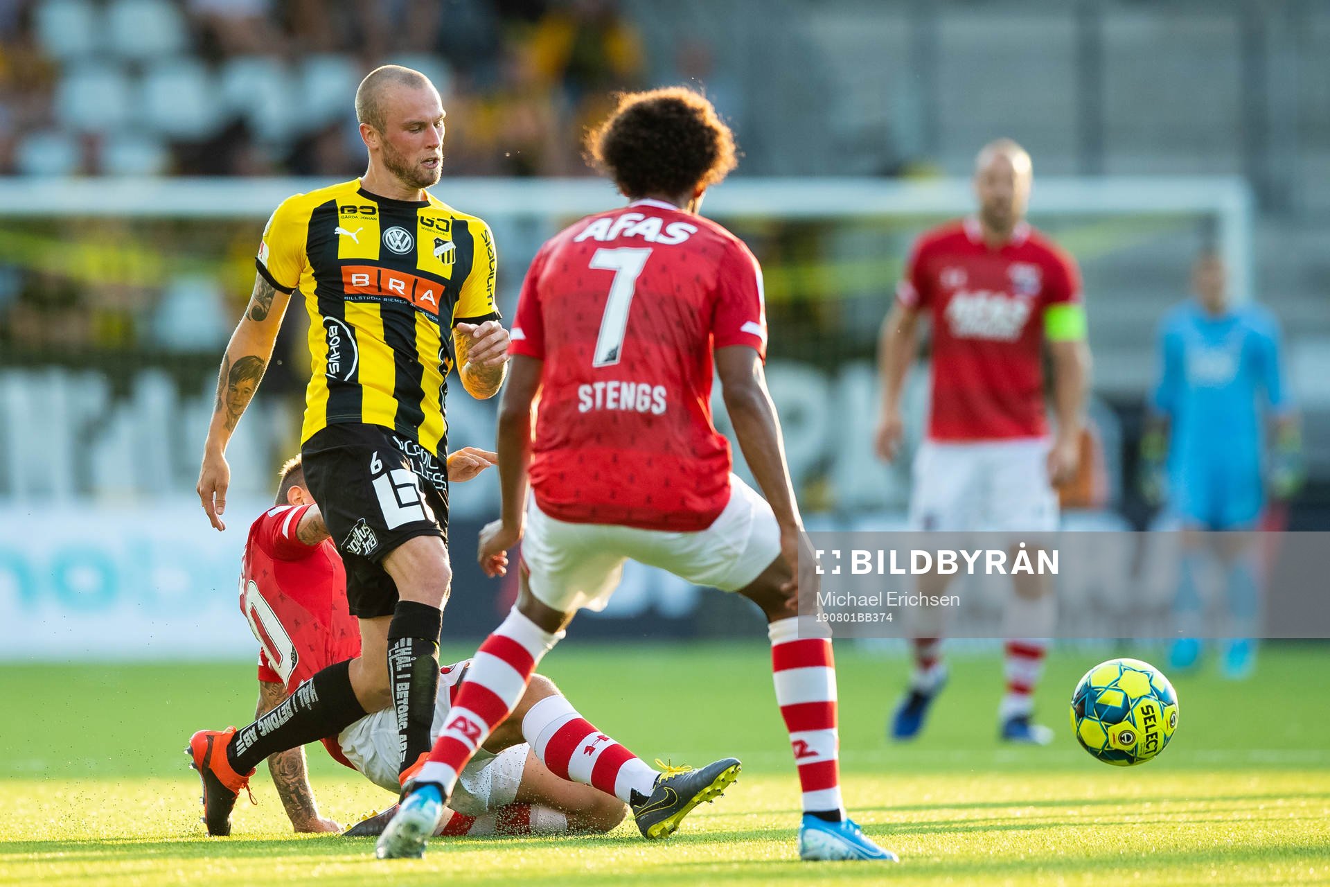 Jordy Clasie of AZ Alkmaar and Alexander Faltsetas of