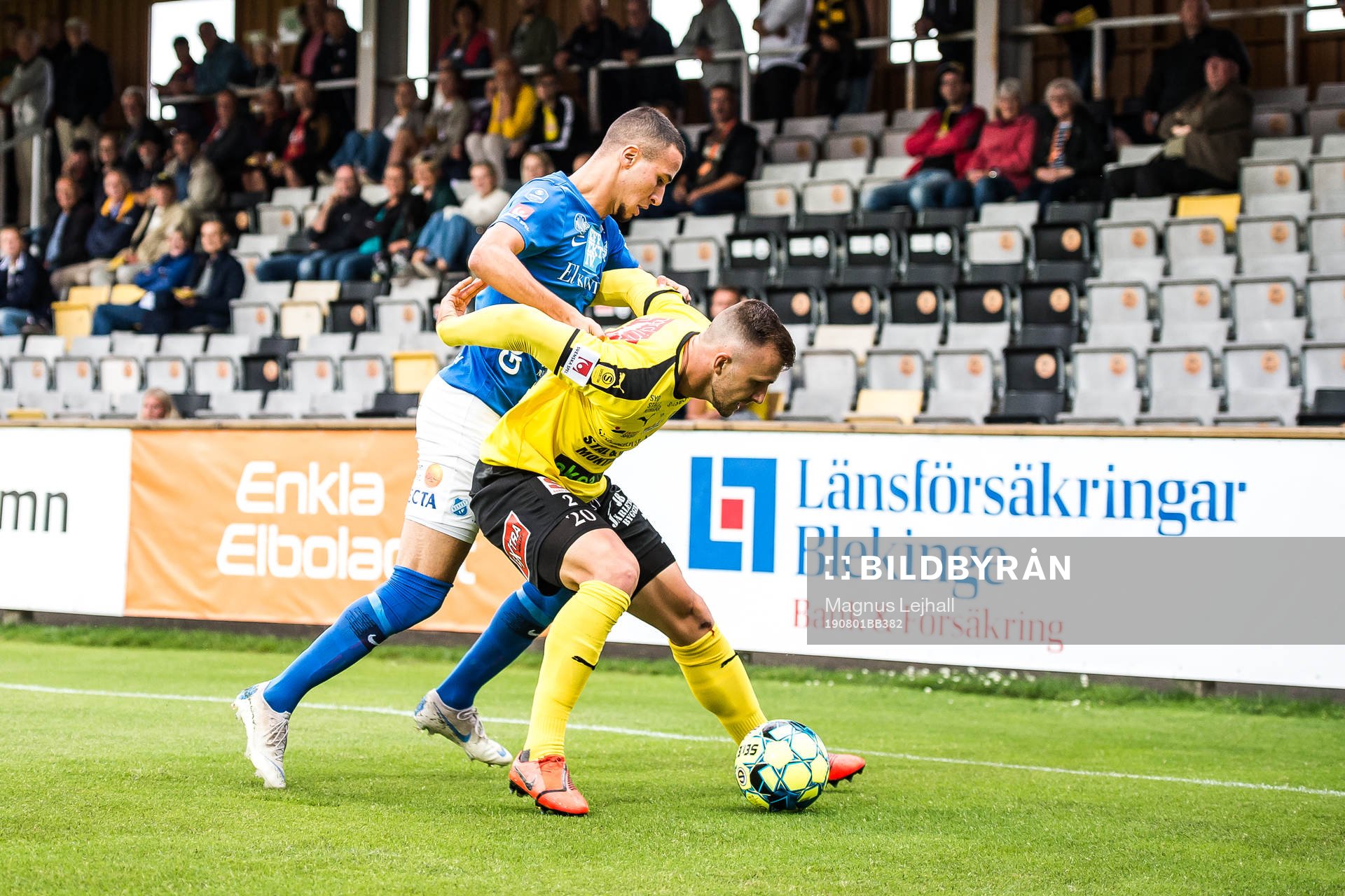 Mjällbys Hampus Holgersson och Norrbys Abdelrahman Saidi