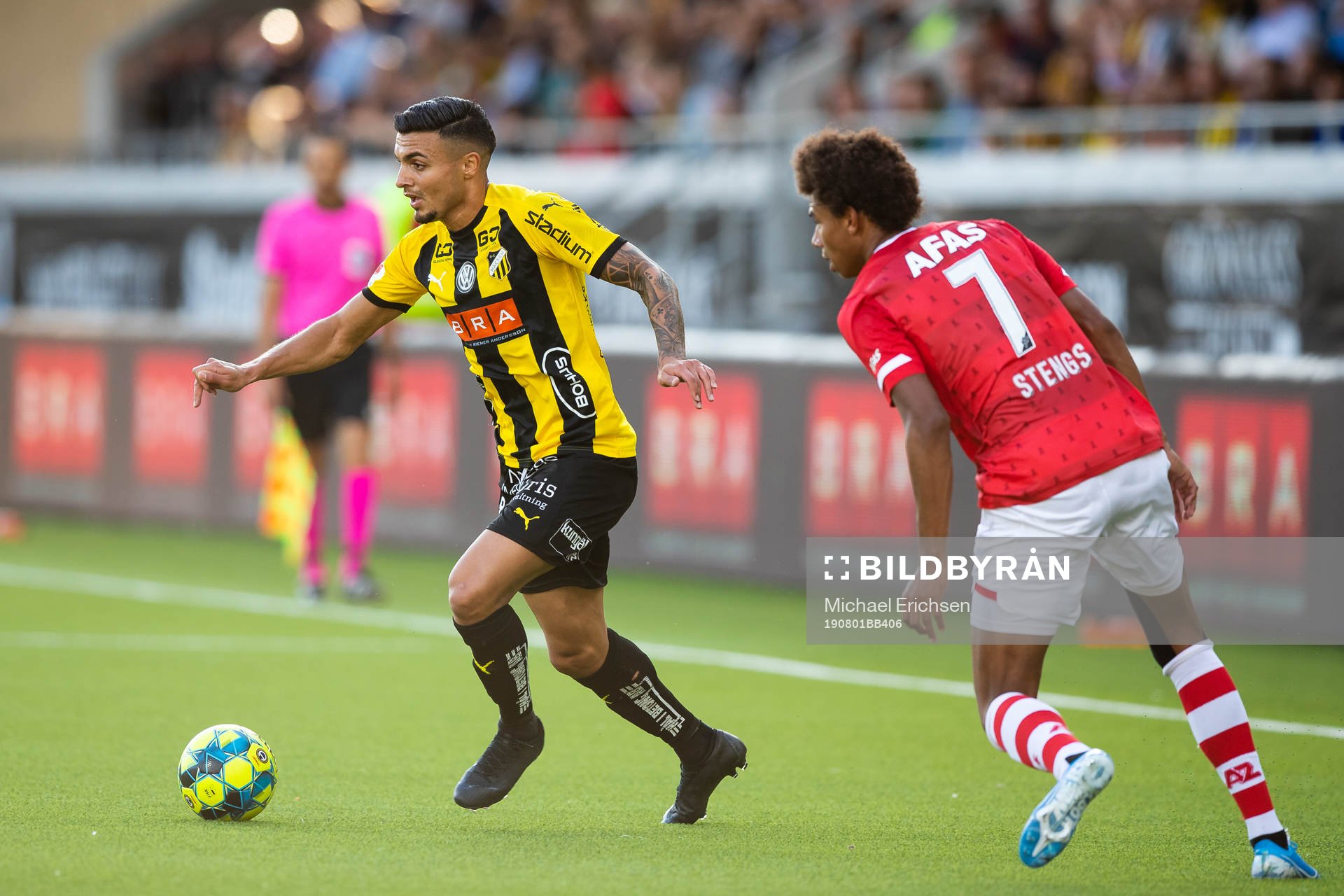 Ahmed Yasin of Häcken and Calvin Stengs of AZ Alkmaar