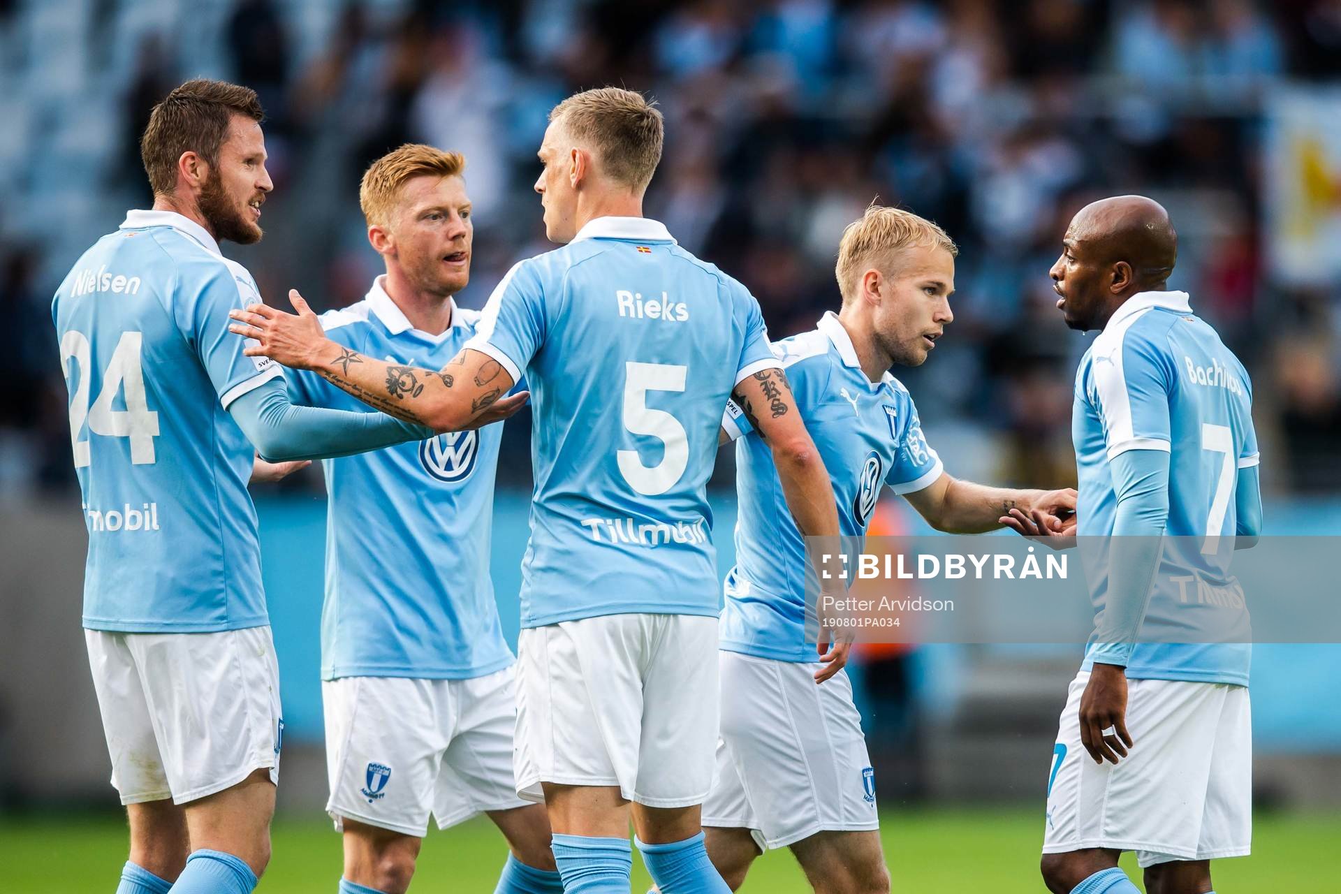 Oscar Lewicki of Malmö FF celebrate with teammates
