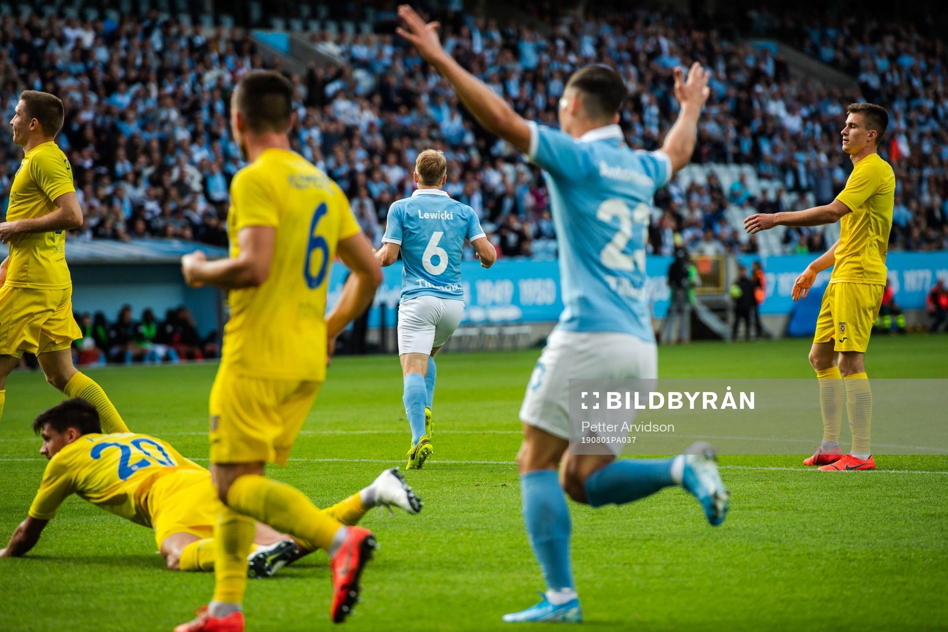 Oscar Lewicki of Malmö FF celebrates