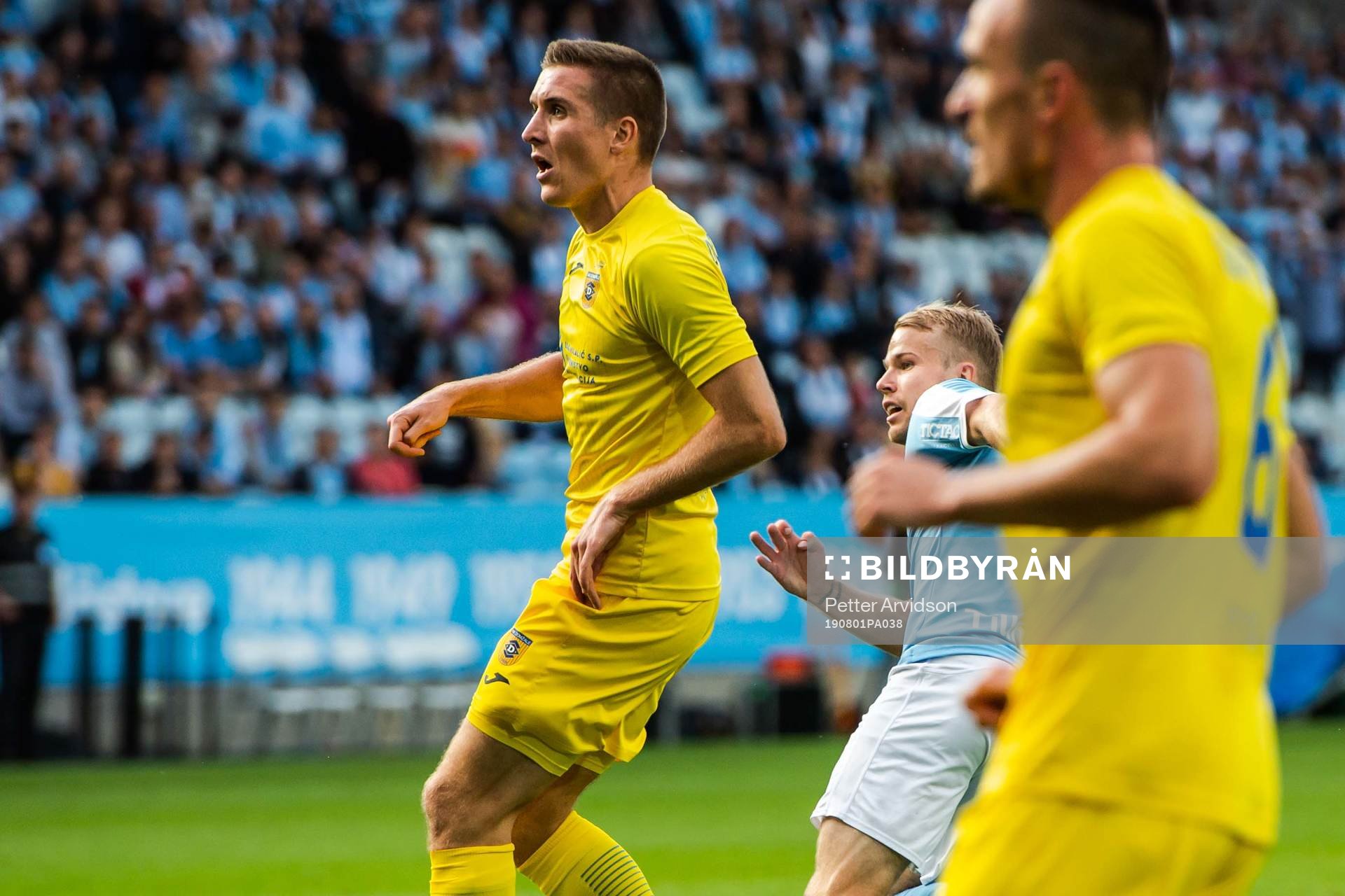 Oscar Lewicki of Malmö FF celebrates
