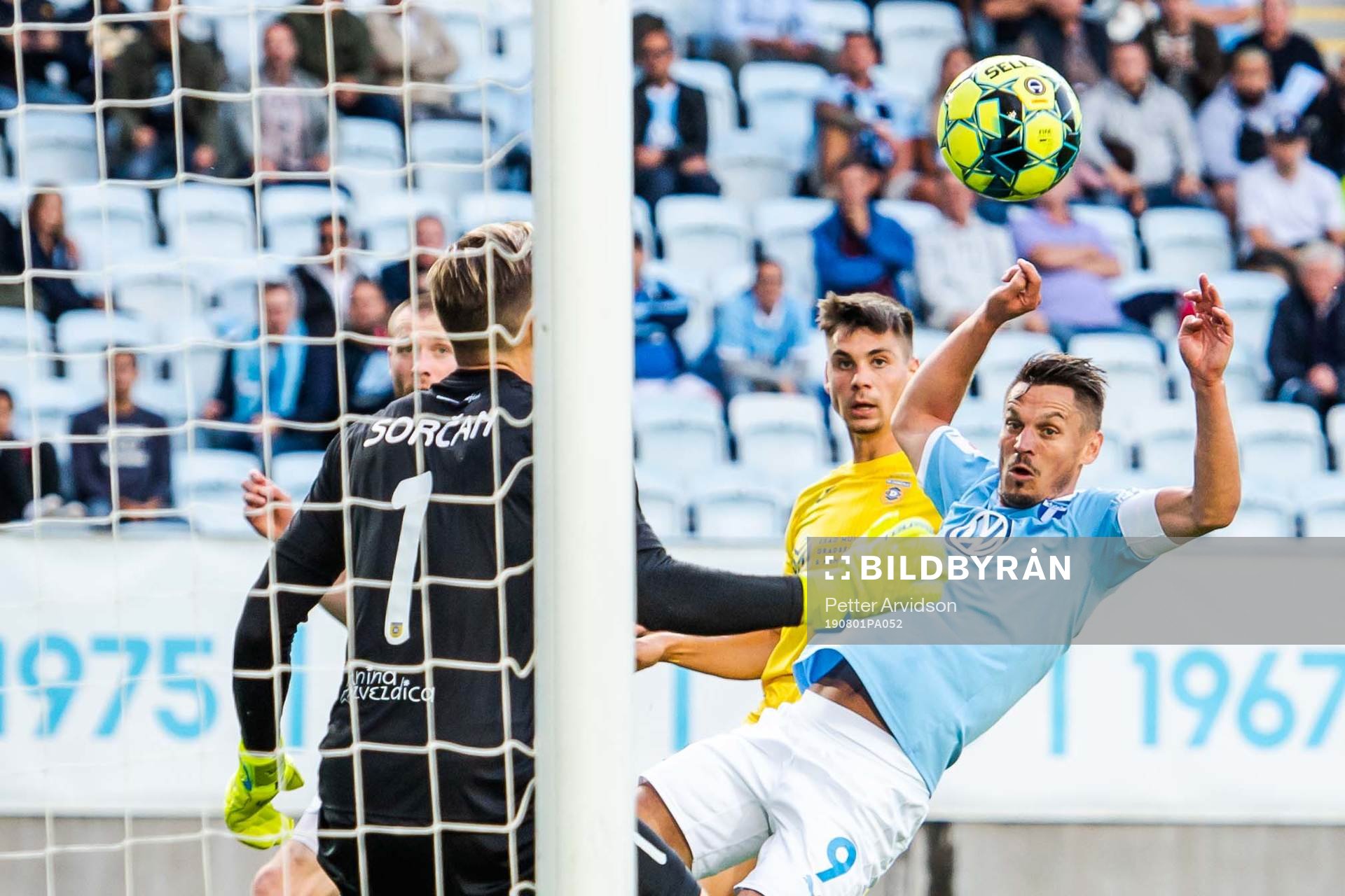 Markus Rosenberg of Malmö FF scores 2-1
