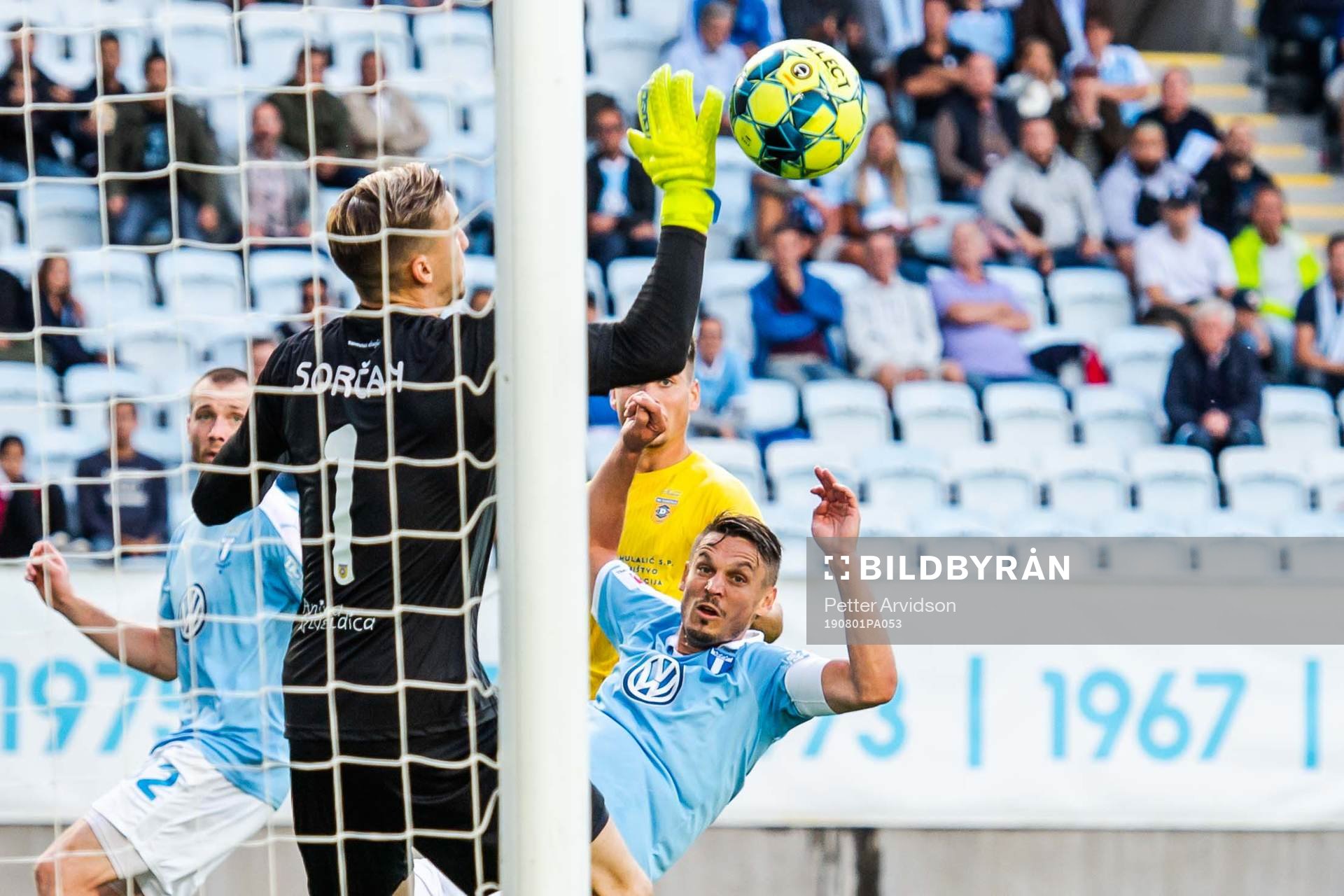 Markus Rosenberg of Malmö FF scores 2-1