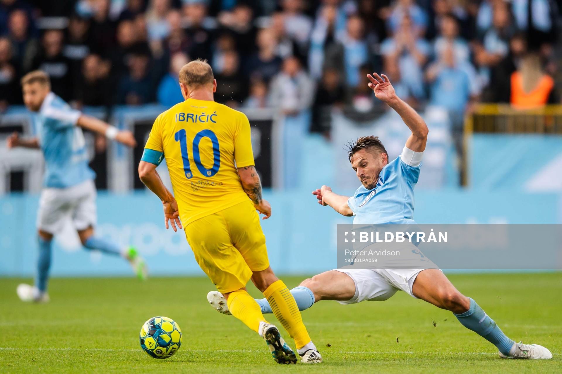 Senijad Ibricic of Domzale and Markus Rosenberg of Malmö FF