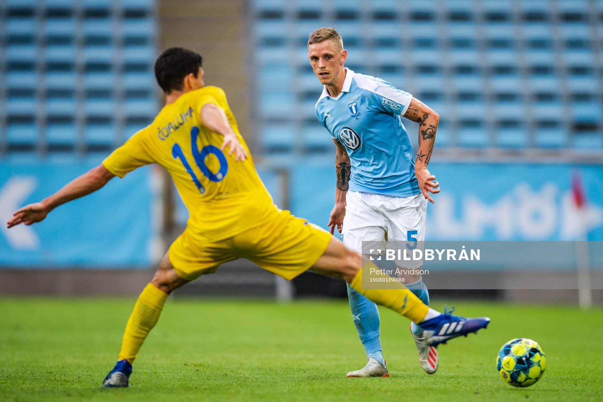 Josip Corluka of Domzale and Sören Rieks of Malmö FF
