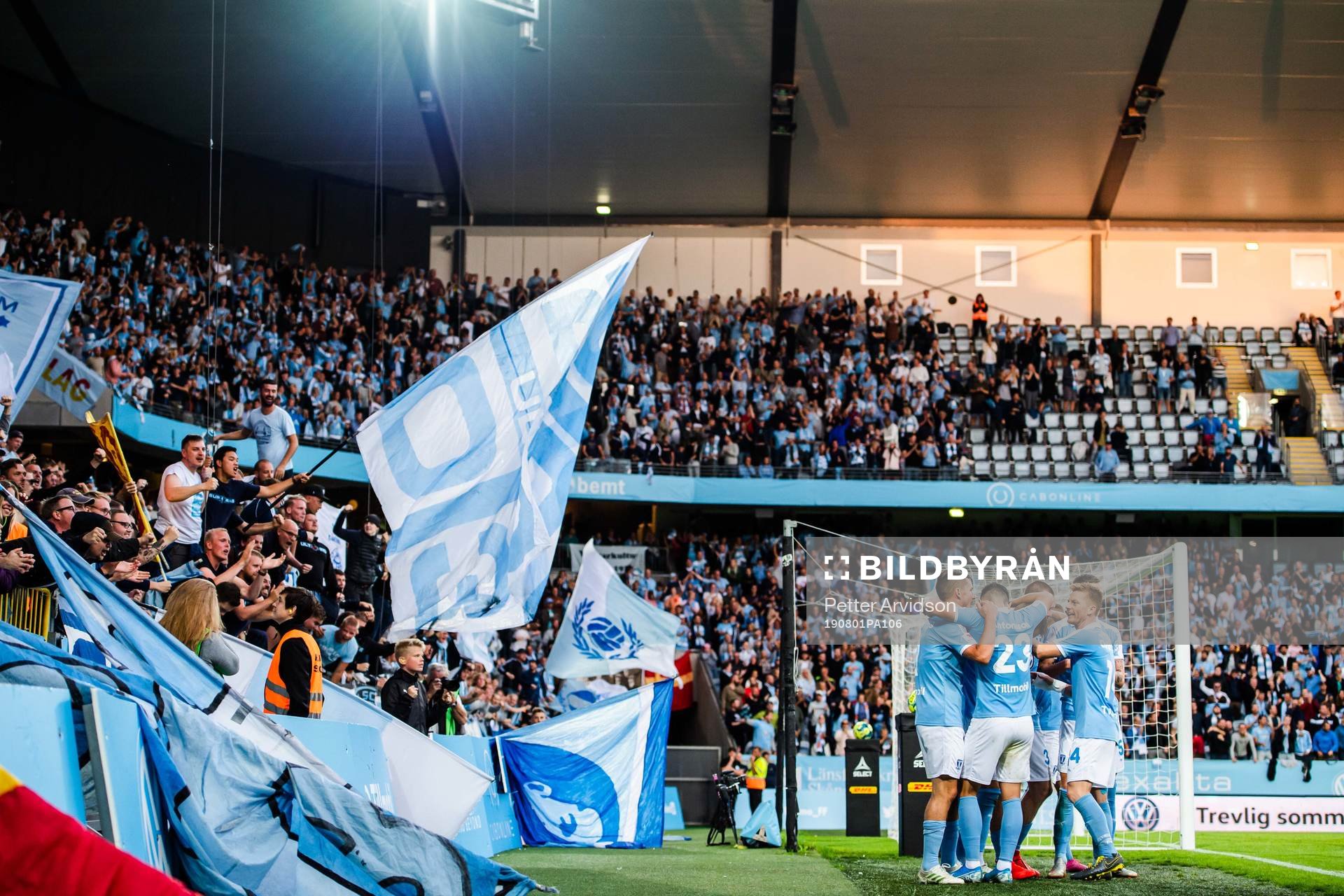 Rasmus Bengtsson of Malmö FF celebrate with teammates