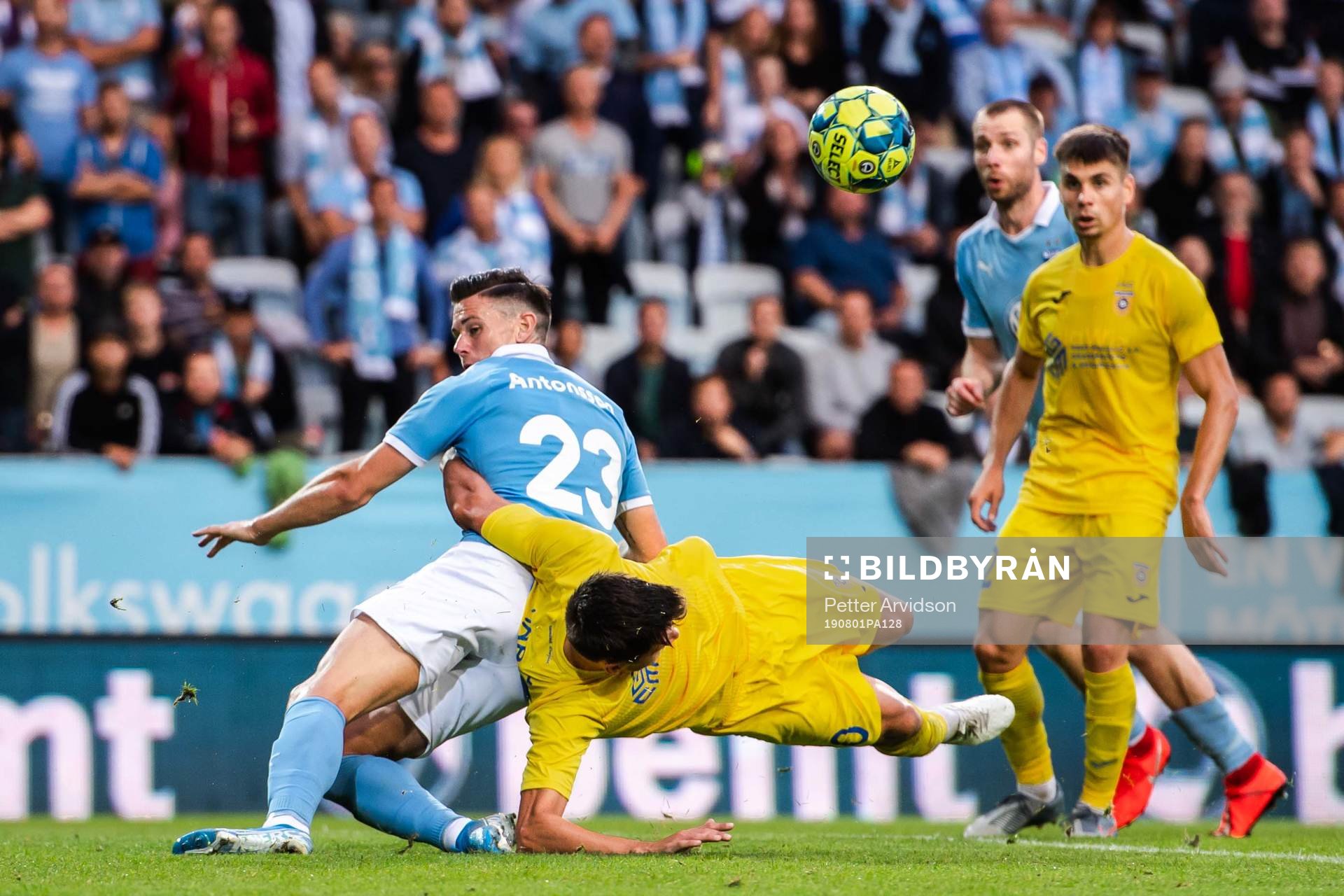 Marcus Antonsson of Malmö FF and Sven Karic of Domzale