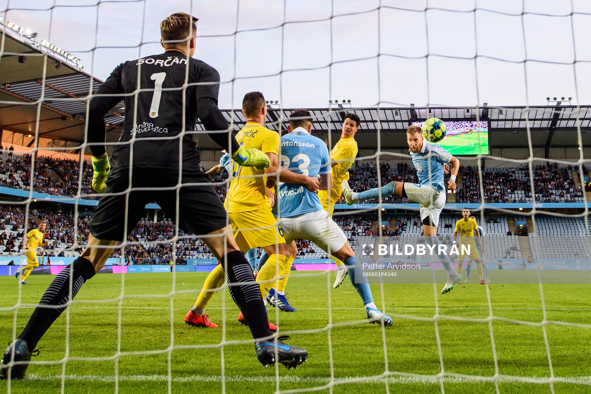 Rasmus Bengtsson of Malmö FF scores the game winning 3-2