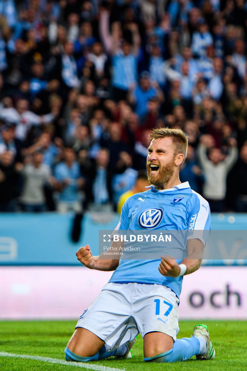 Rasmus Bengtsson of Malmö FF celebrates