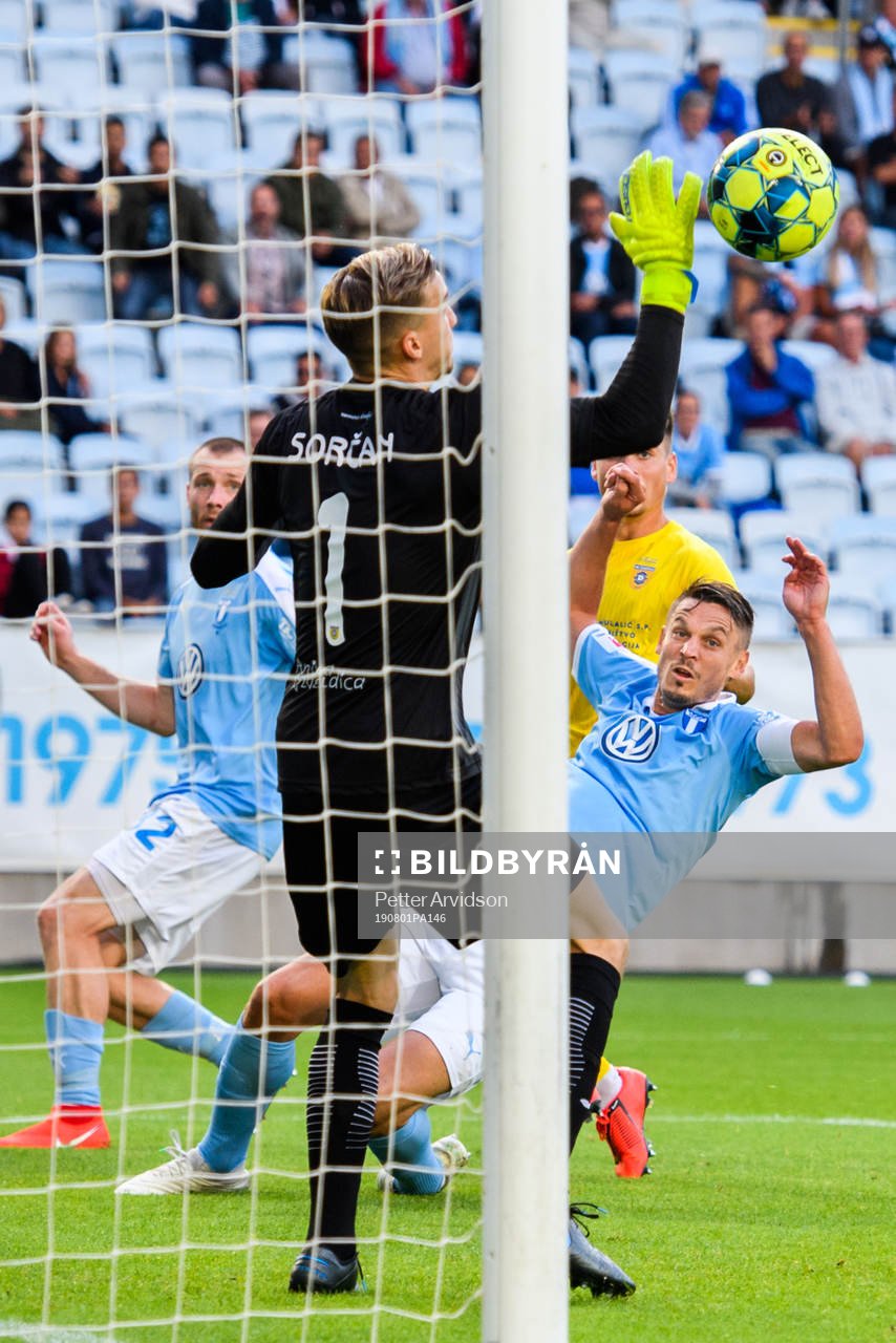 Markus Rosenberg of Malmö FF scores the 2-1 goal behind