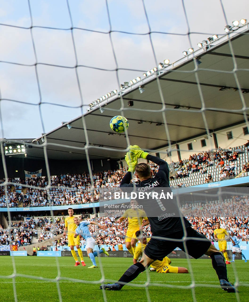 Oscar Lewicki of Malmö FF scores the 1-1 goal behind