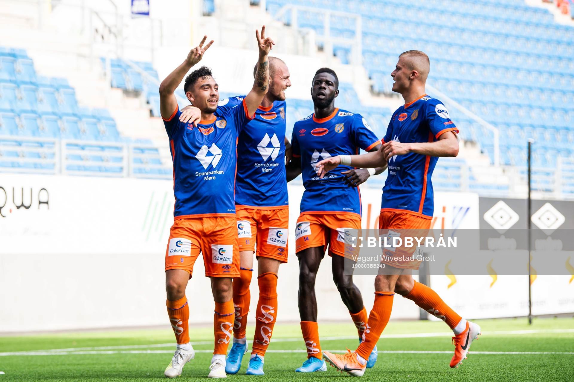 Niklas Castro celebrate with Aron Elís Thrándarson, Pape
