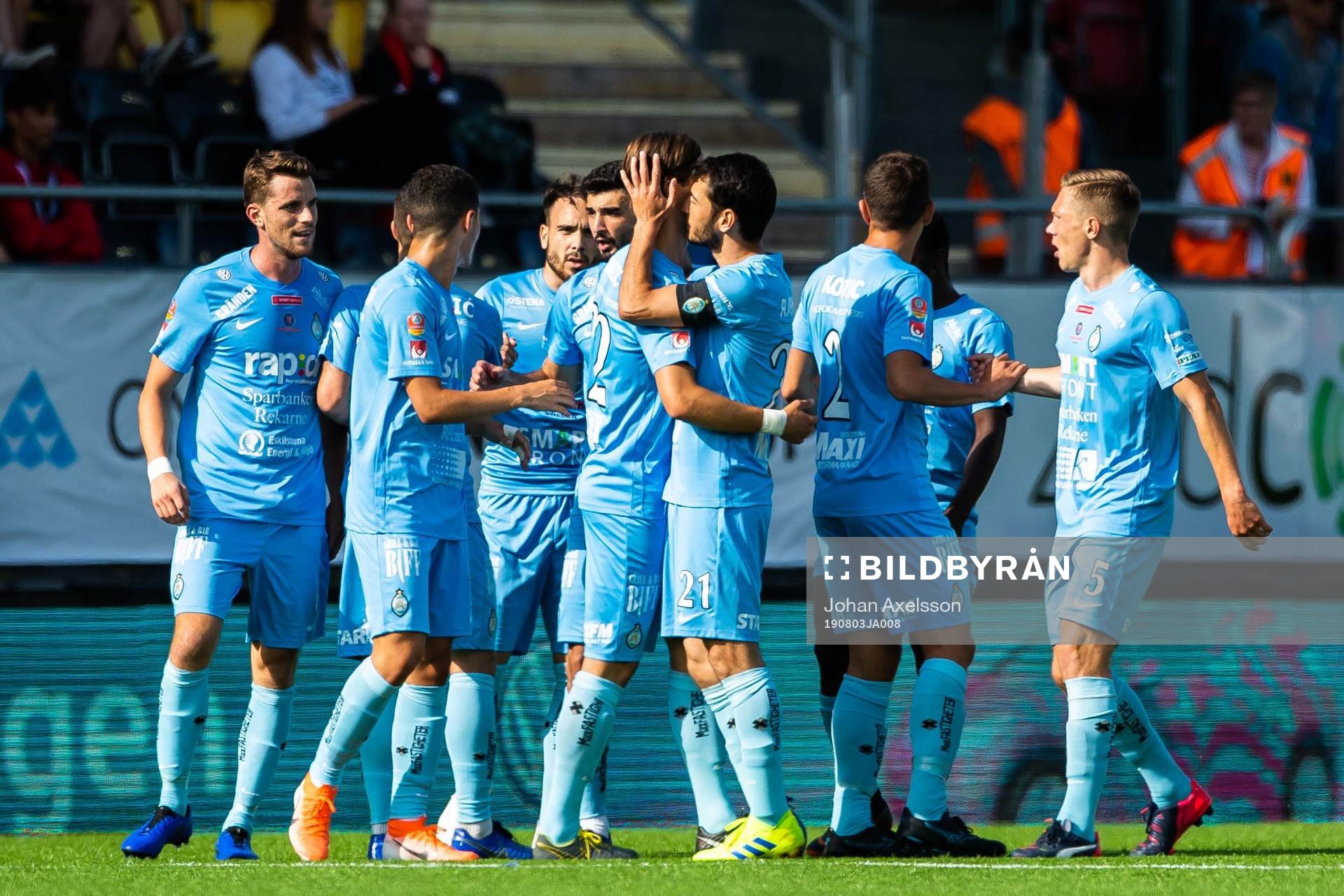 AFC Eskilstunas Adi Nalic jublar med lagkamrater