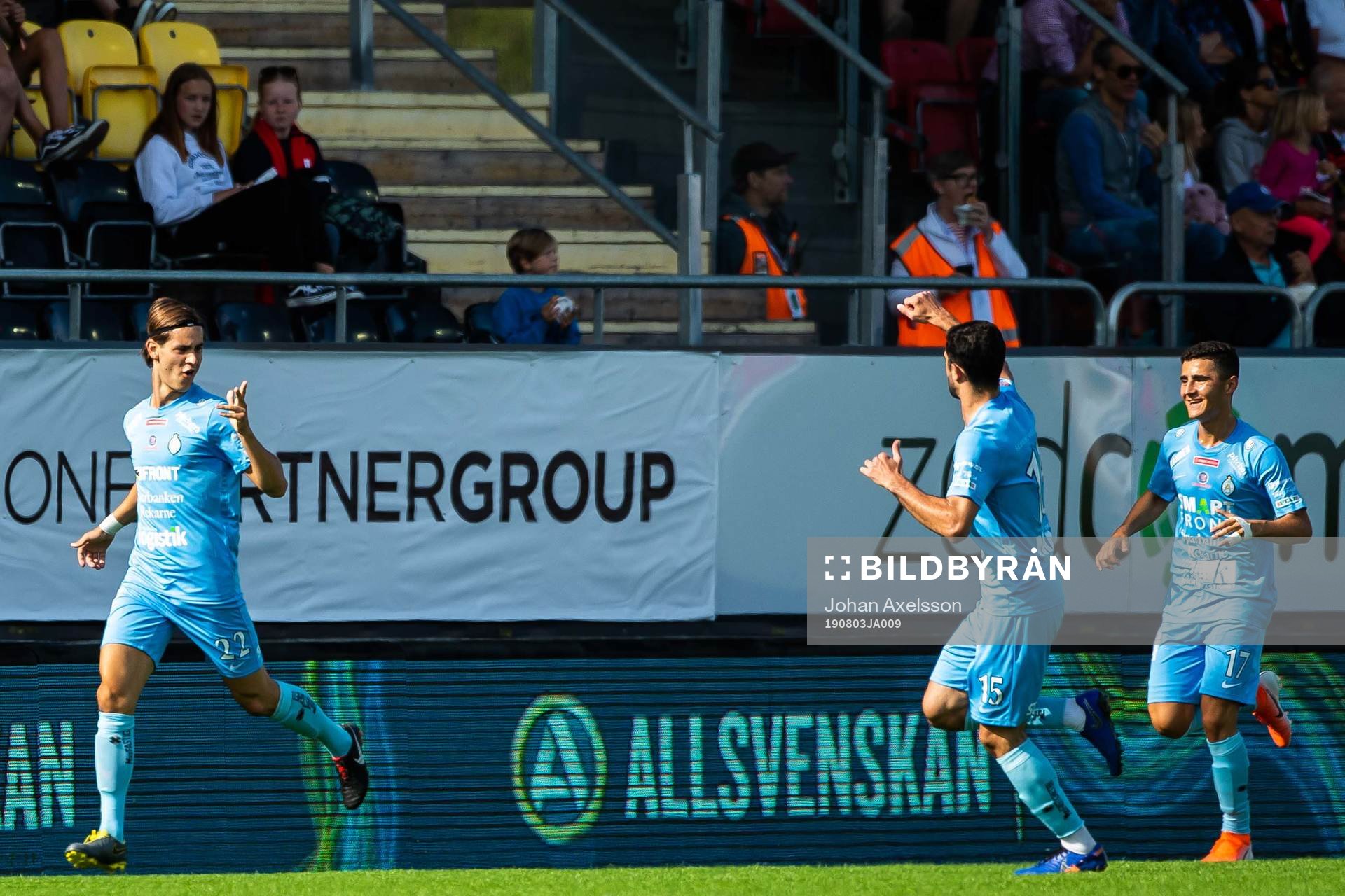 AFC Eskilstunas Adi Nalic jublar med lagkamrater efter 0-1 under fotbollsmatchen i Allsvenskan mellan Östersund och AFC Eskilstuna den 3 Augusti 2019 i Östersund.
