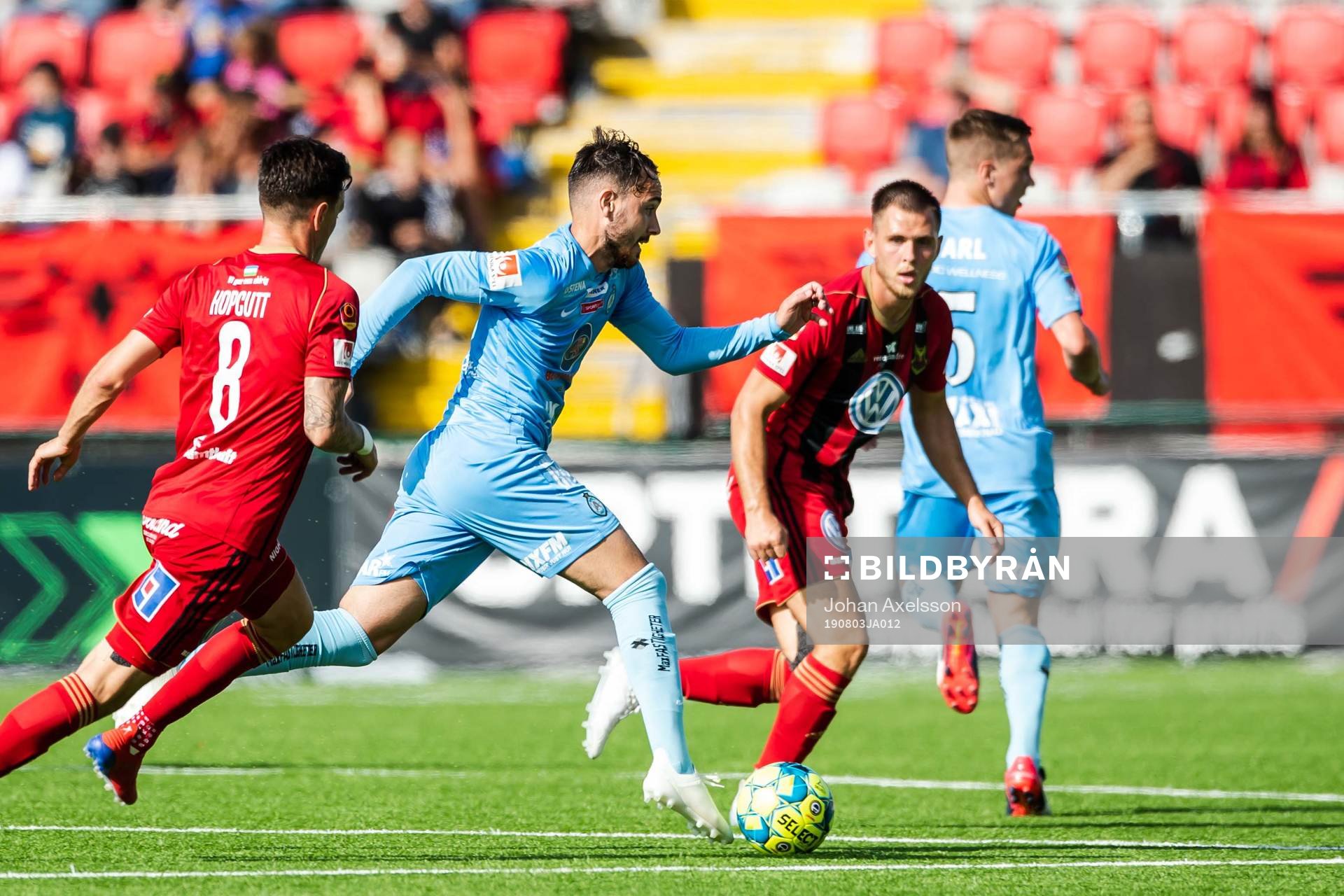 AFC Eskilstunas Dzenis Kozica mot Östersunds Jamie Hopcutt
