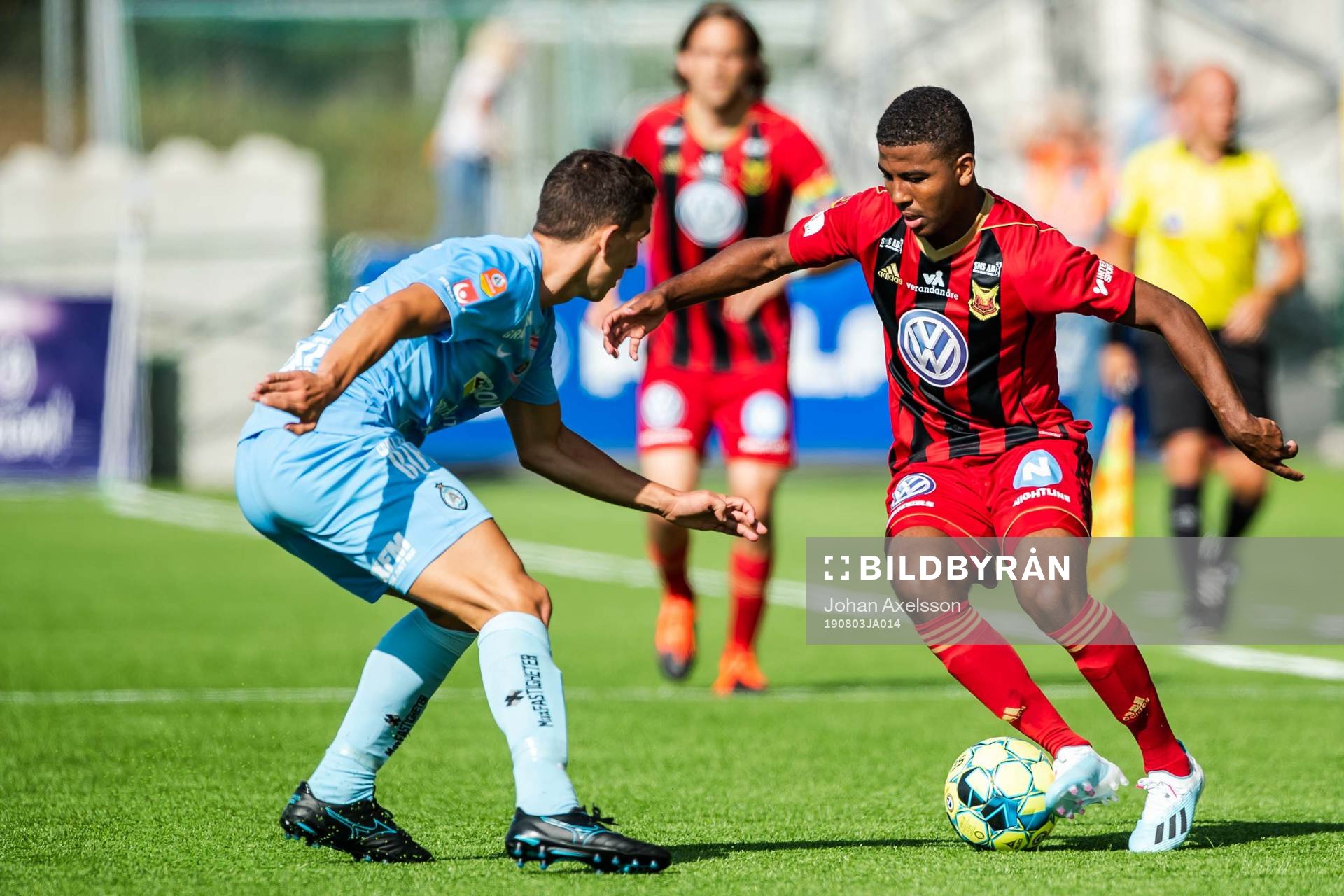 AFC Eskilstunas Adnan Kojic och Östersunds Nebiyou Perry