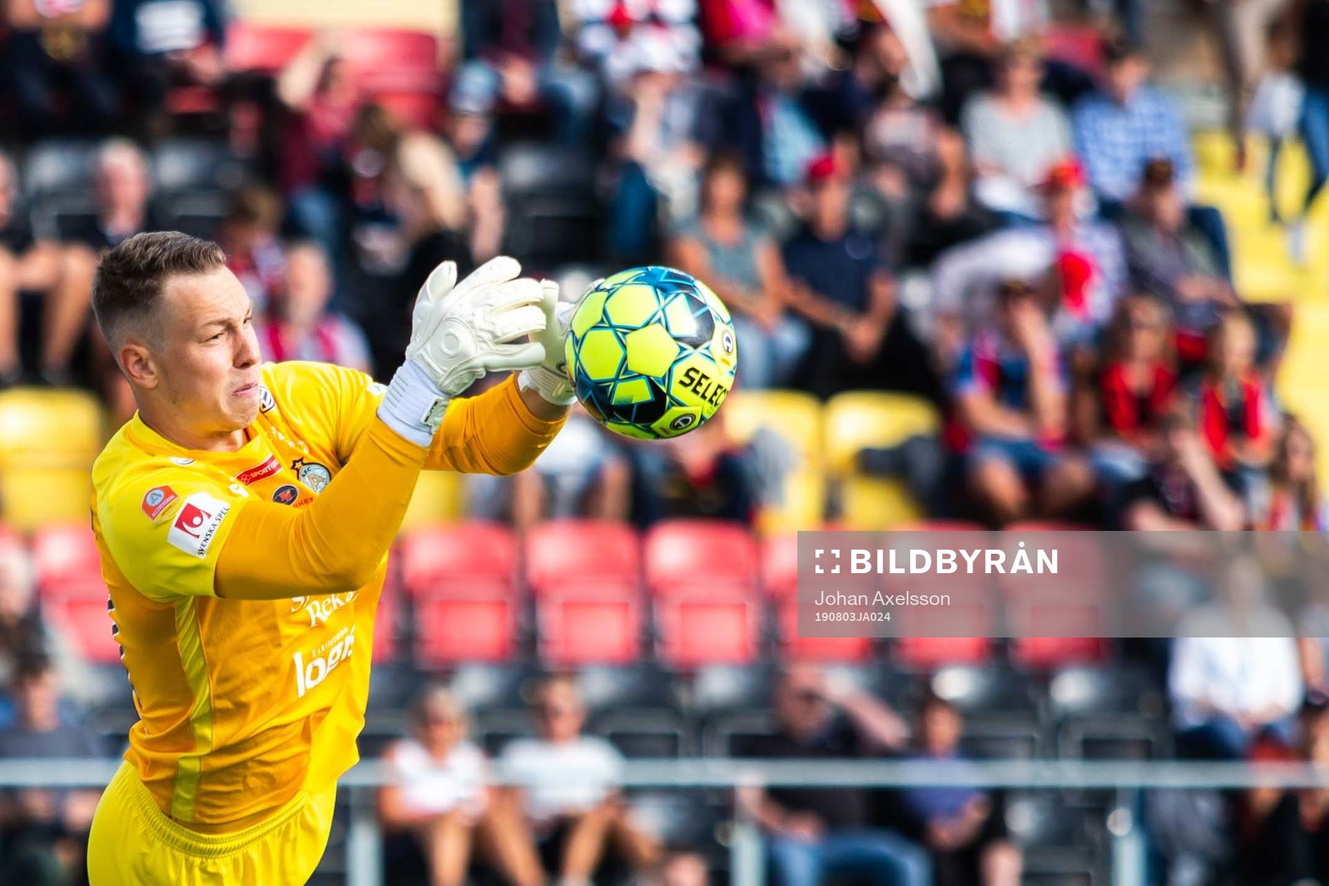 AFC Eskilstunas målvakt Ihor Levchenko med en räddning