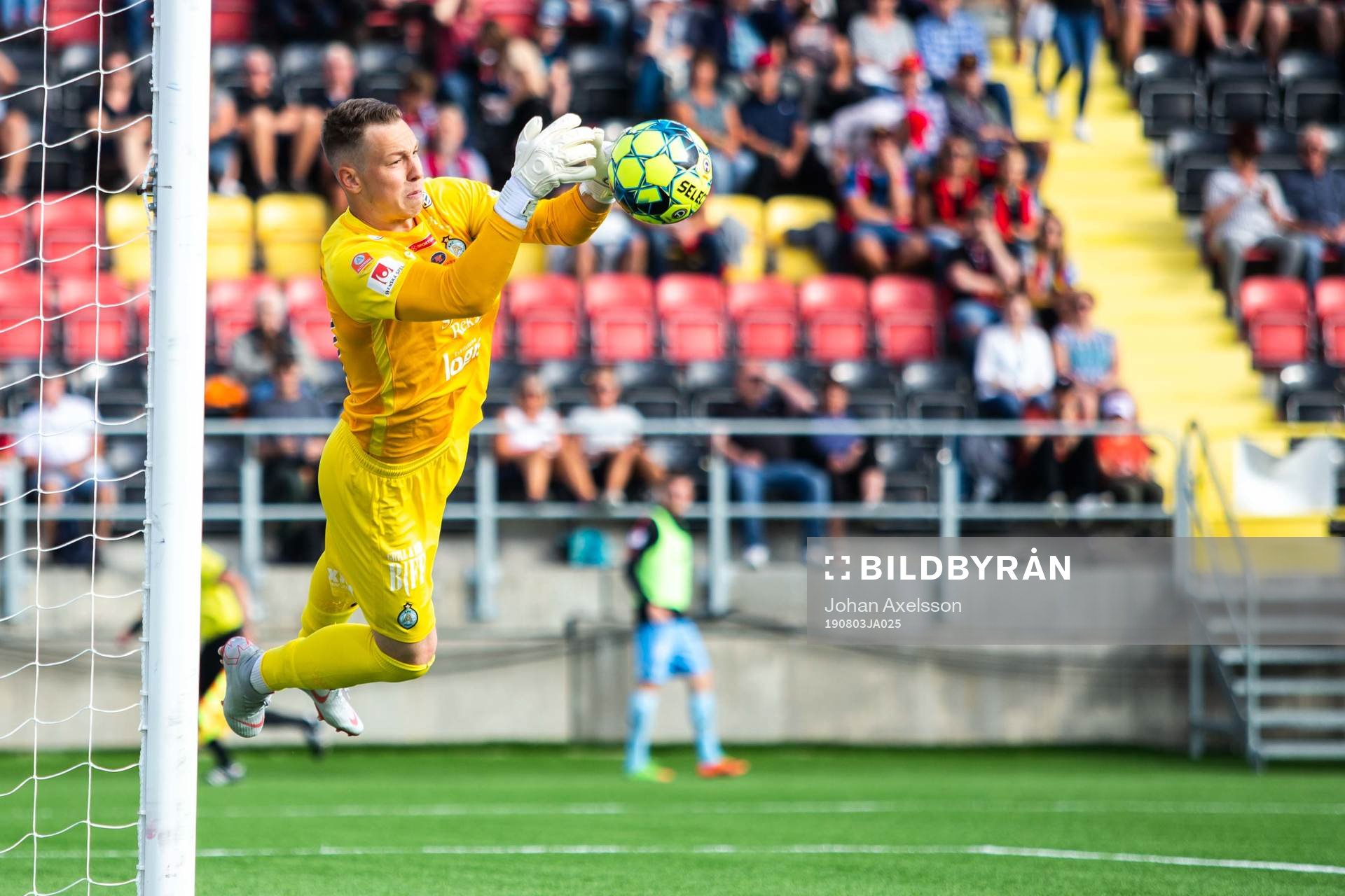 AFC Eskilstunas målvakt Ihor Levchenko med en räddning