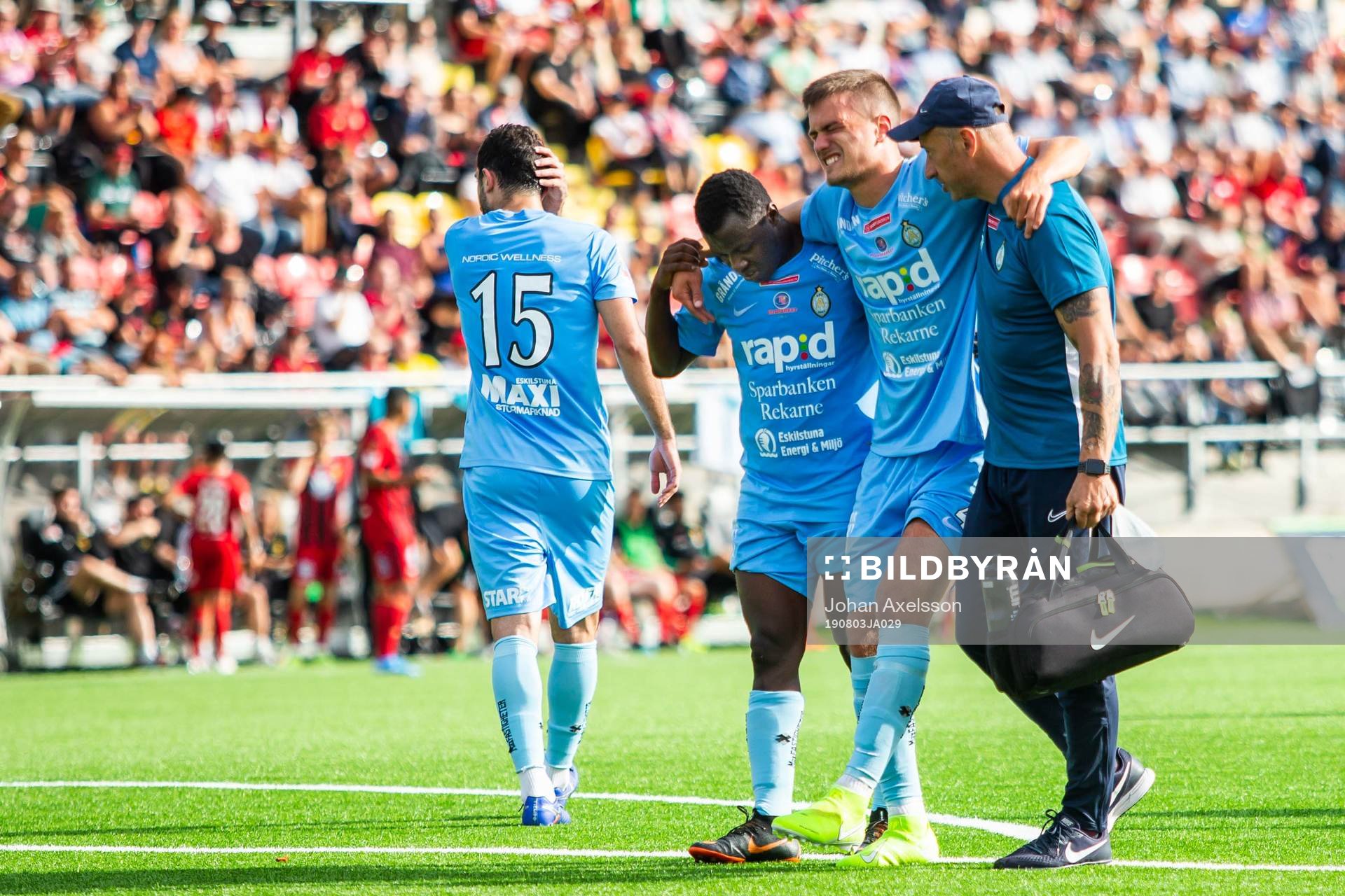 AFC Eskilstunas Pavle Vagic får hjälp av planen