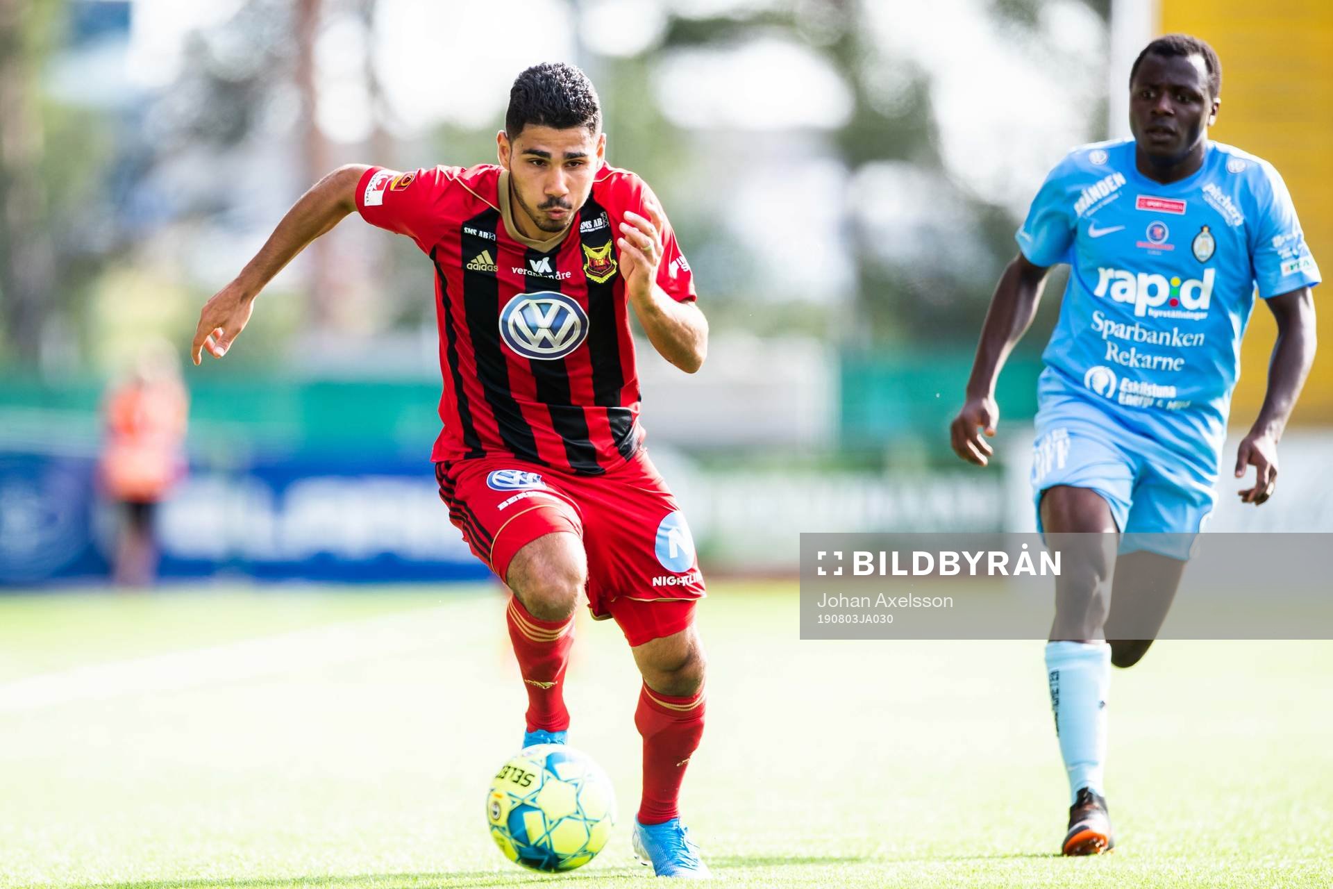 Östersunds Hosam Aiesh och AFC Eskilstunas Ousmane Camara