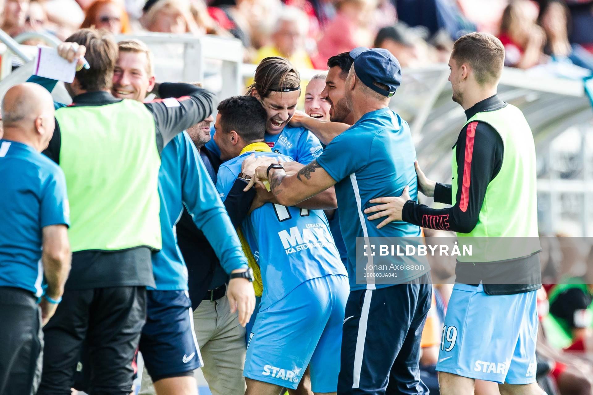 AFC Eskilstunas Adi Nalic jublar med lagkamrater