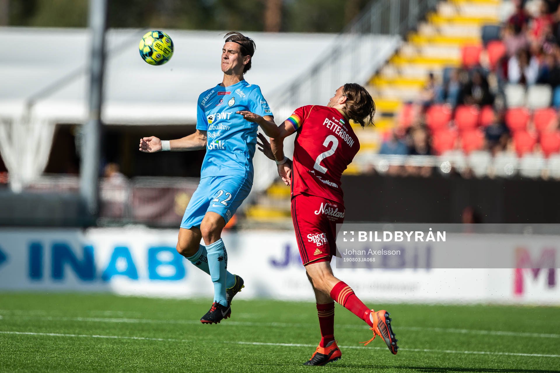 AFC Eskilstunas Adi Nalic i kamp med Östersunds Tom Pettersson under fotbollsmatchen i Allsvenskan mellan Östersund och AFC Eskilstuna den 3 Augusti 2019 i Östersund.