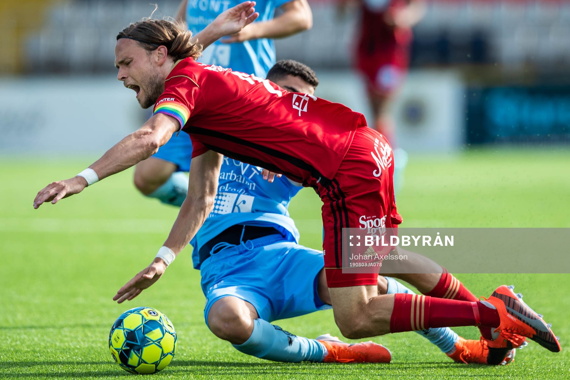 Östersunds Tom Pettersson i kamp med AFC Eskilstunas Ismet Lushaku under fotbollsmatchen i Allsvenskan mellan Östersund och AFC Eskilstuna den 3 Augusti 2019 i Östersund.