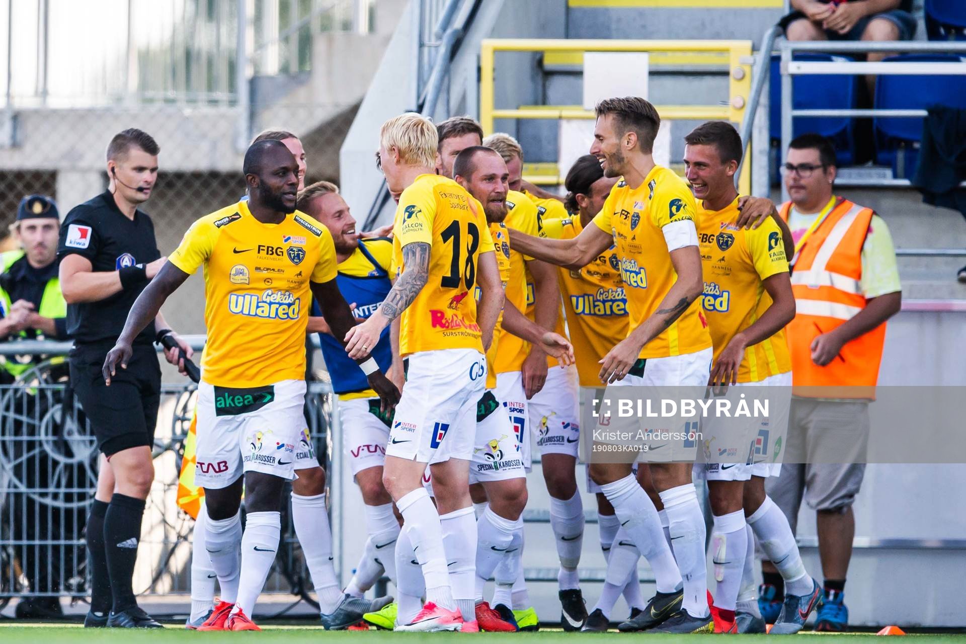 Falkenbergs John Chibuike jublar med lagkamrater