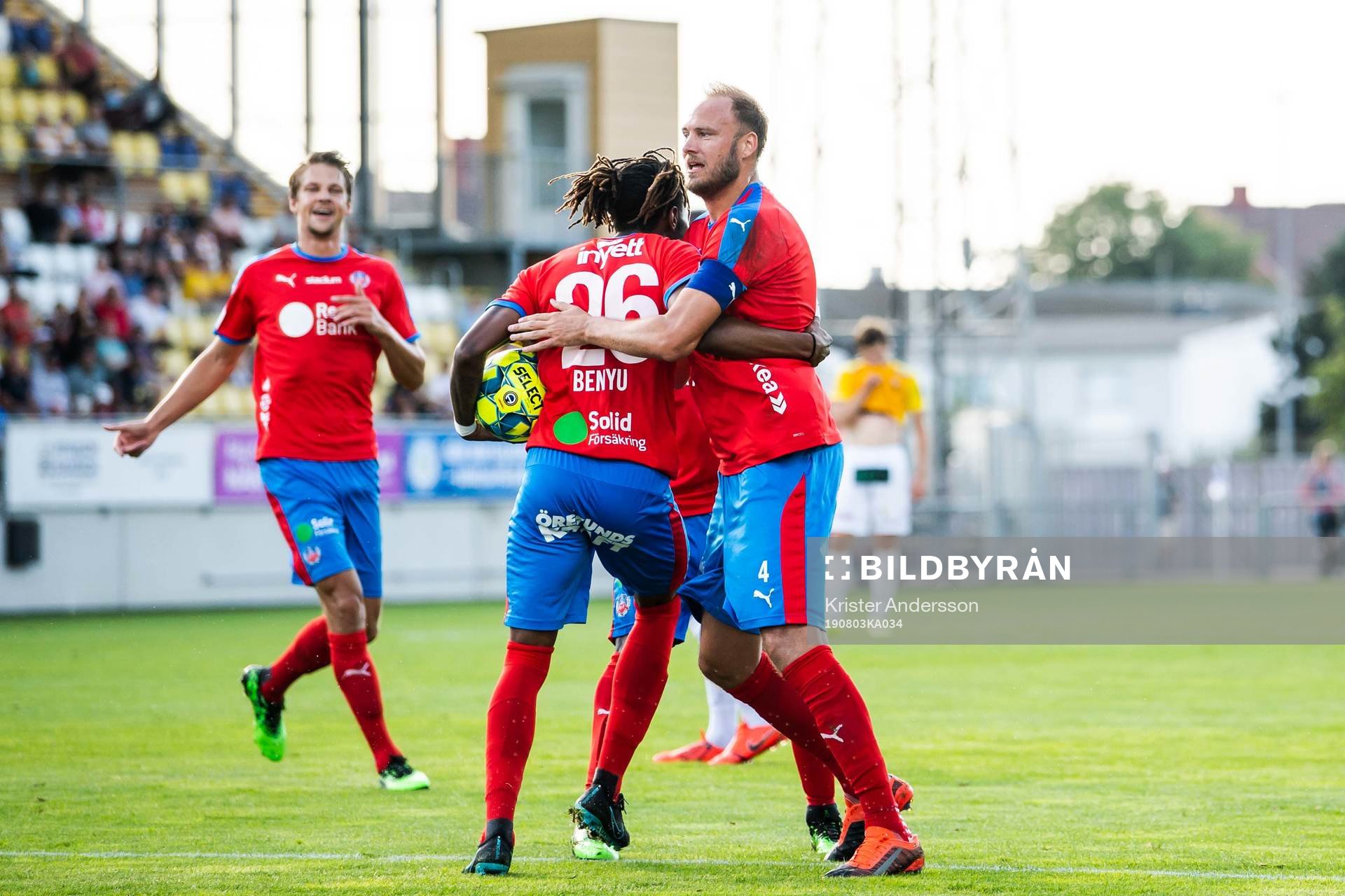 Helsingborgs Kundai Benyu jublar med Andreas Granqvist efter 1-1 under fotbollsmatchen i Allsvenskan mellan Falkenberg och Helsingborg den 3 augusti 2019 i Falkenberg.