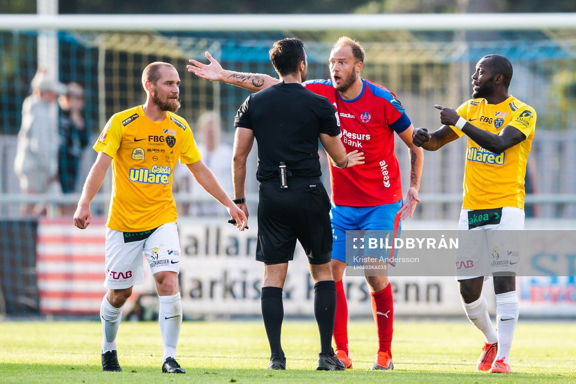 Helsingborgs Andreas Granqvist i diskussion med domaren