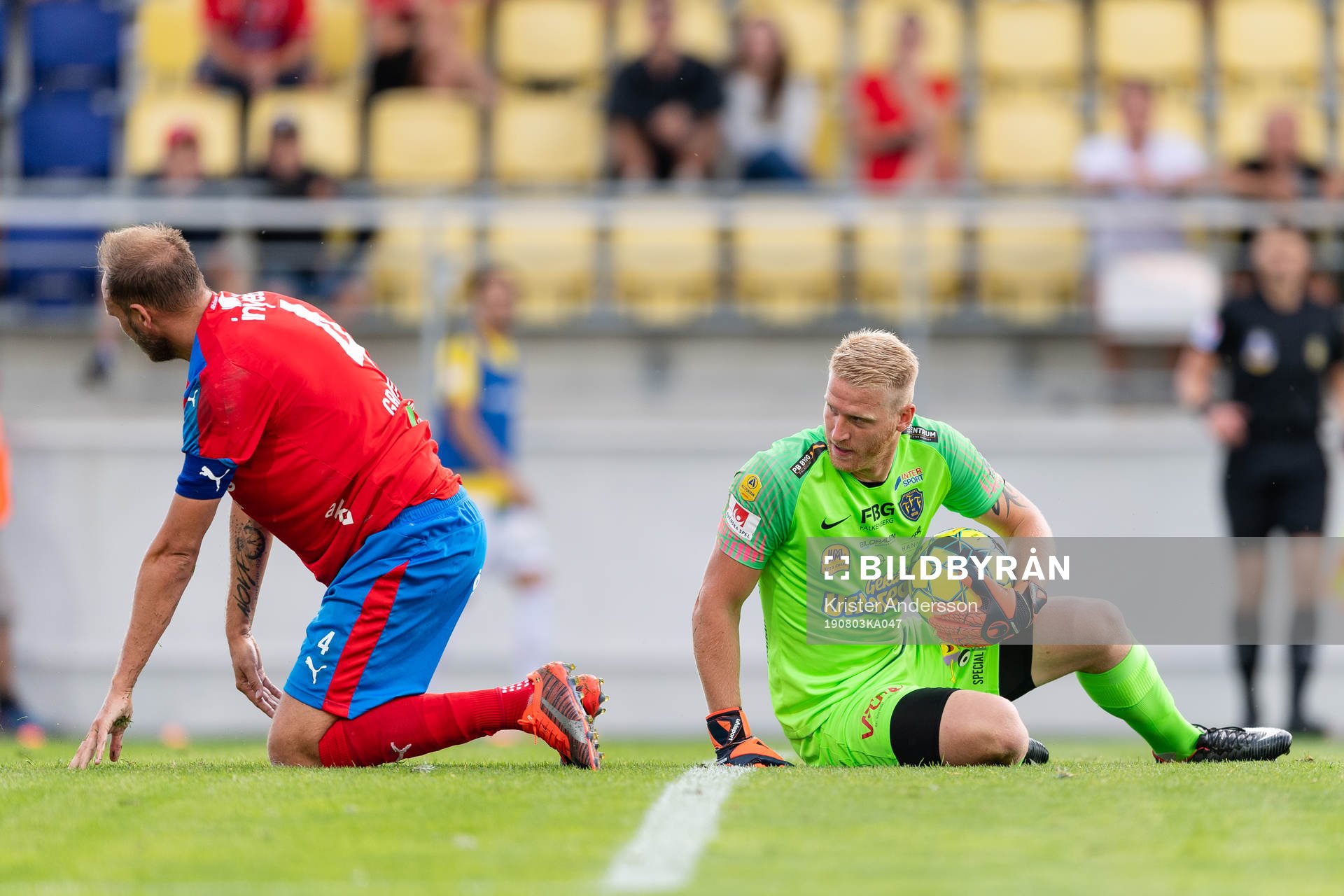 Helsingborgs Andreas Granqvist och Falkenbergs målvakt