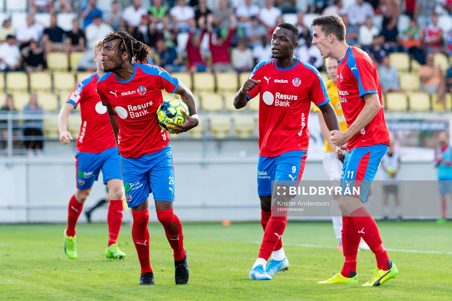 Helsingborgs Kundai Benyu (v) jublar efter 1-1 med Alhaji Gero och Adam Eriksson (h) under fotbollsmatchen i Allsvenskan mellan Falkenberg och Helsingborg den 3 augusti 2019 i Falkenberg.