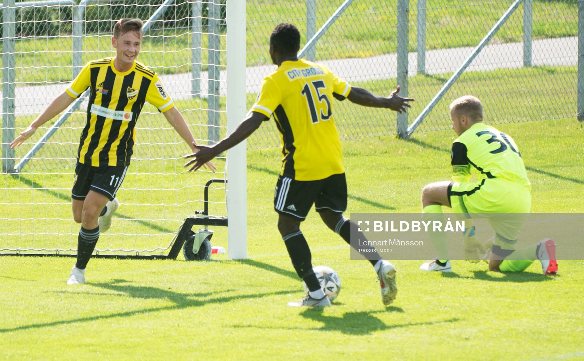 IFK Hässleholms Theo Ekström har gjort 1-0 och grattas av