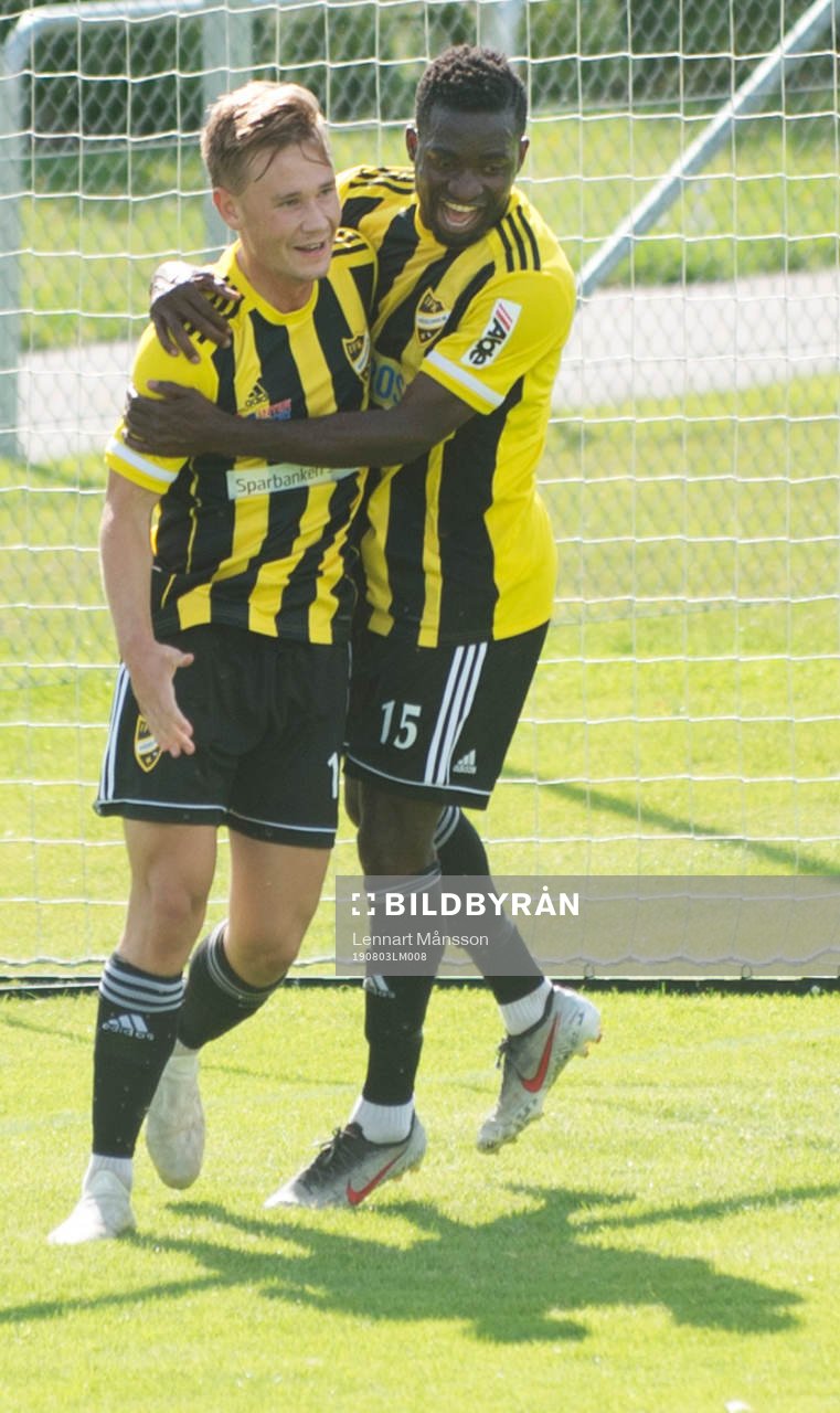 IFK Hässleholms Theo Ekström har gjort 1-0 och grattas av