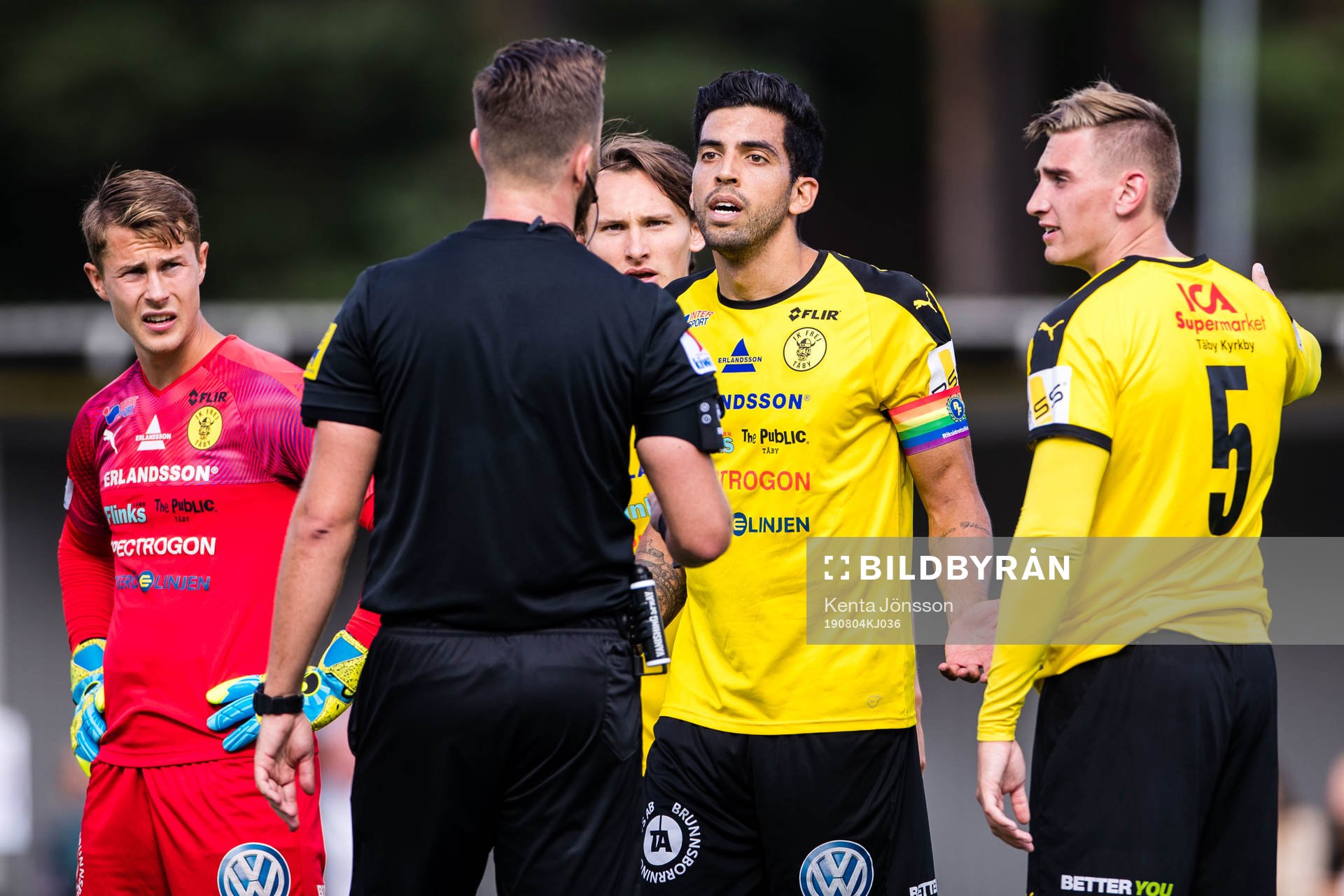 Frejs Pedro Ribeiro protesterar framför domare Mirza Kazic som dömt straff för Västerås under fotbollsmatchen i Superettan mellan Frej och Västerås den 4 augusti 2019 i Stockholm.