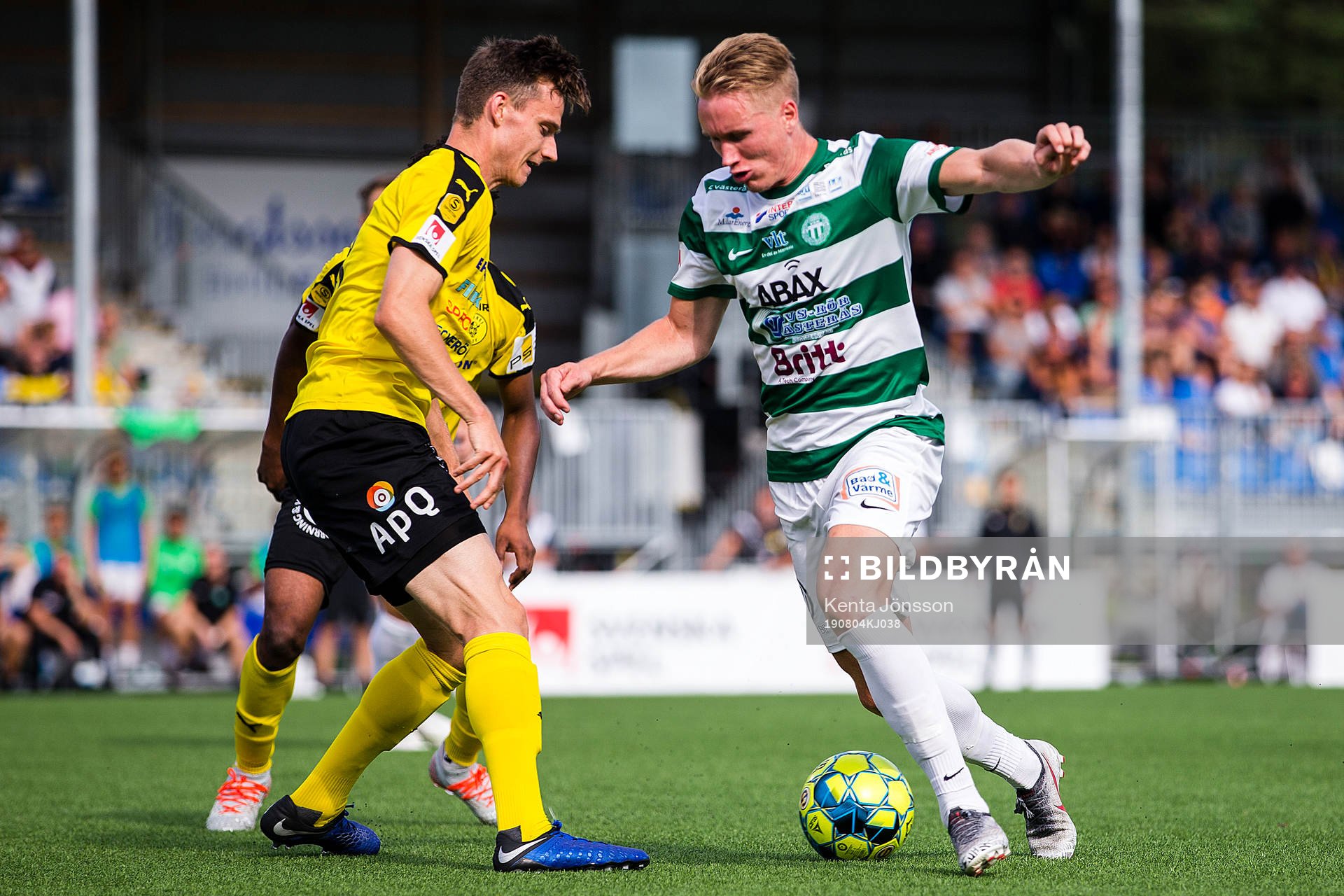Frejs Albin Hultin och Västerås Emil Skogh under fotbollsmatchen i Superettan mellan Frej och Västerås den 4 augusti 2019 i Stockholm. 