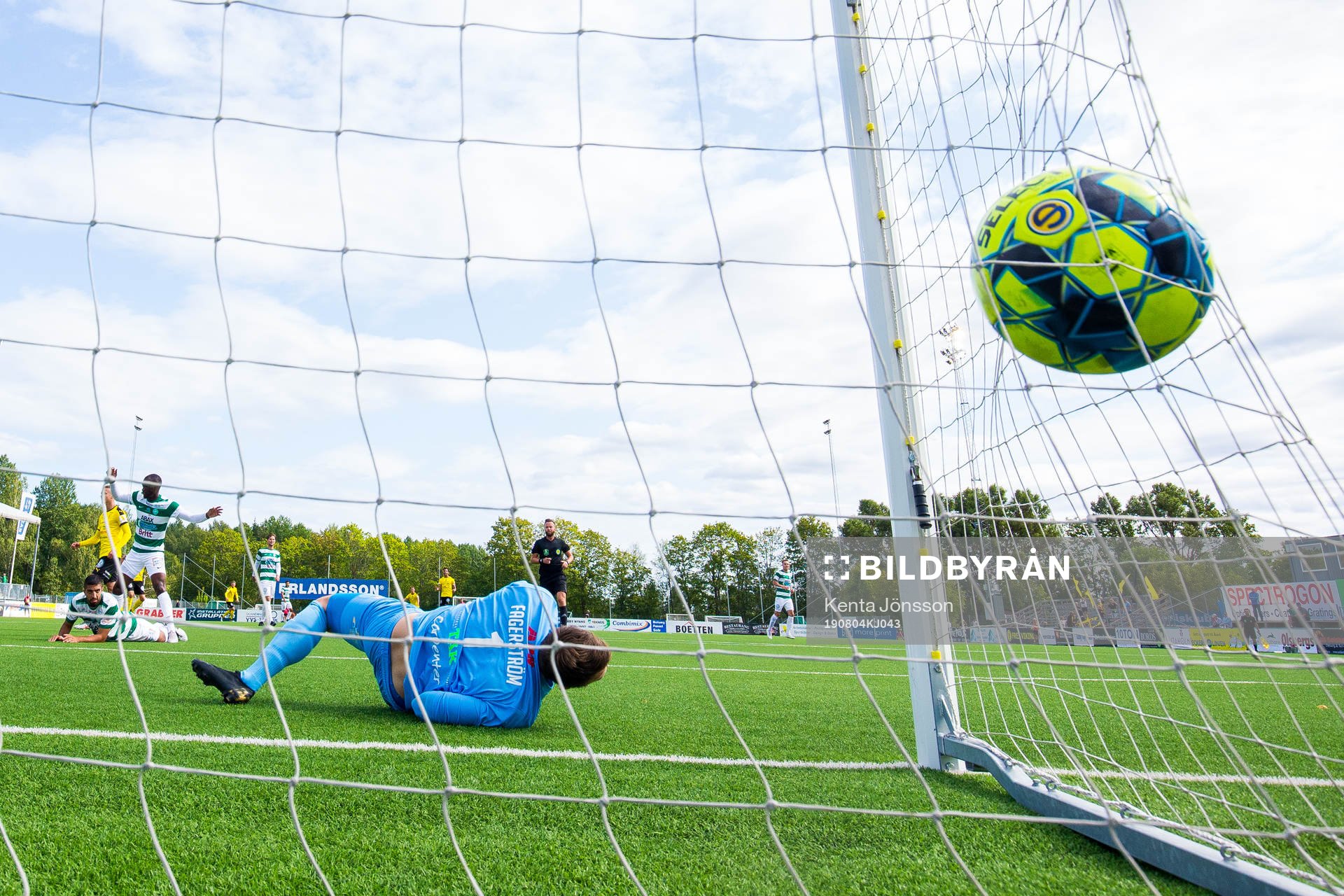 Frejs Leo Bengtsson gör 1-0 bakom Västerås målvakt